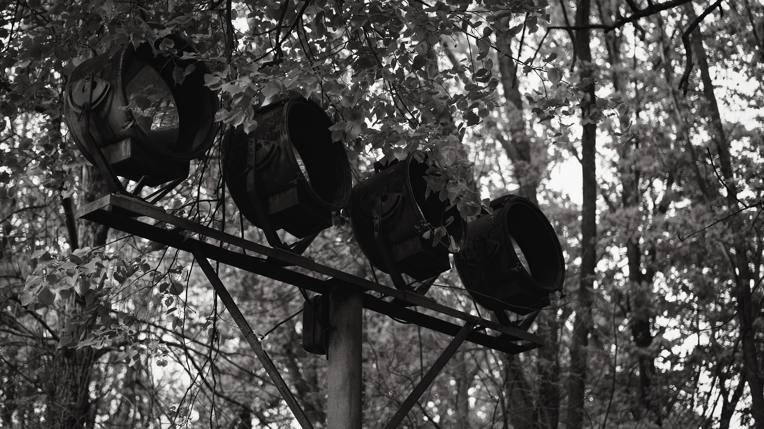 Старые прожекторы в парке