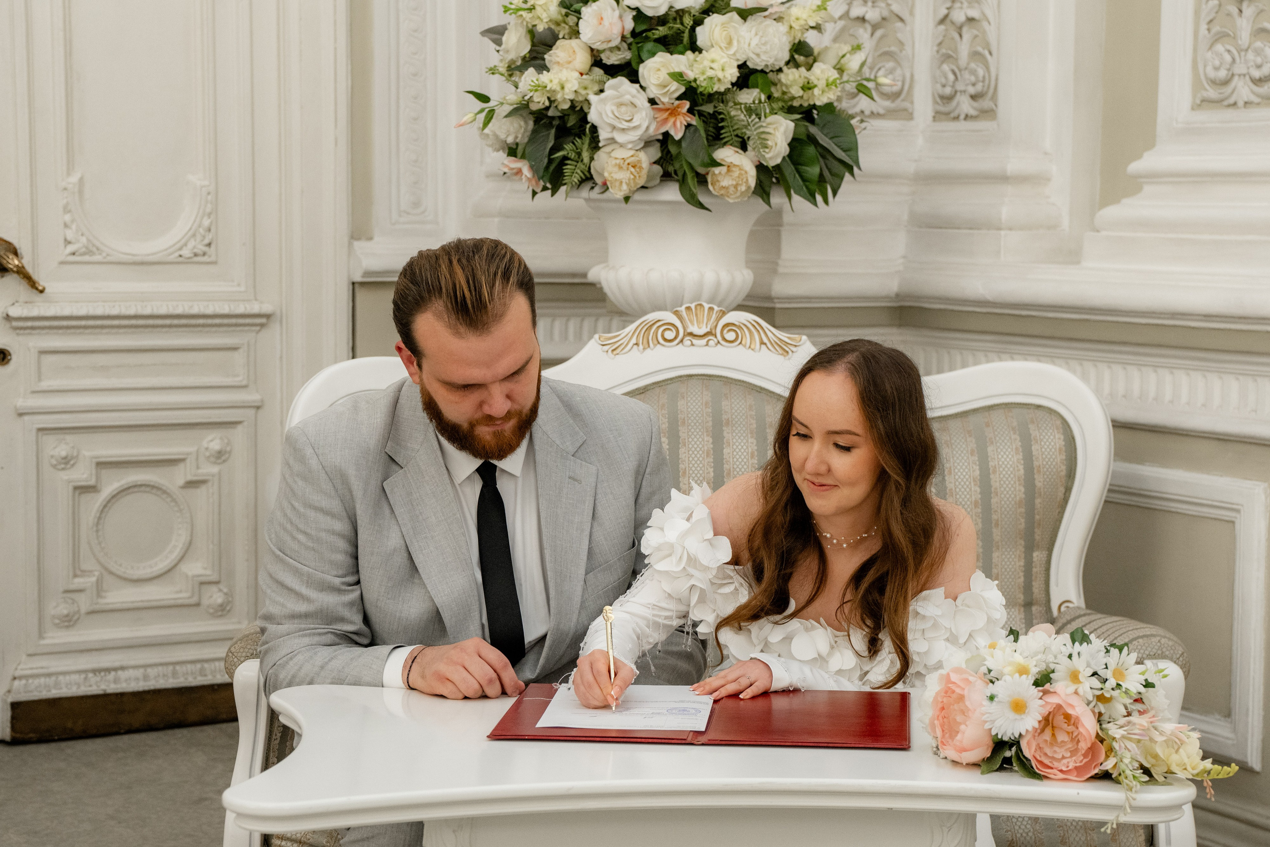 Свадебная фотосессия в Эрмитаже. Свадебный фотограф Александр Невский в Санкт-Петербурге