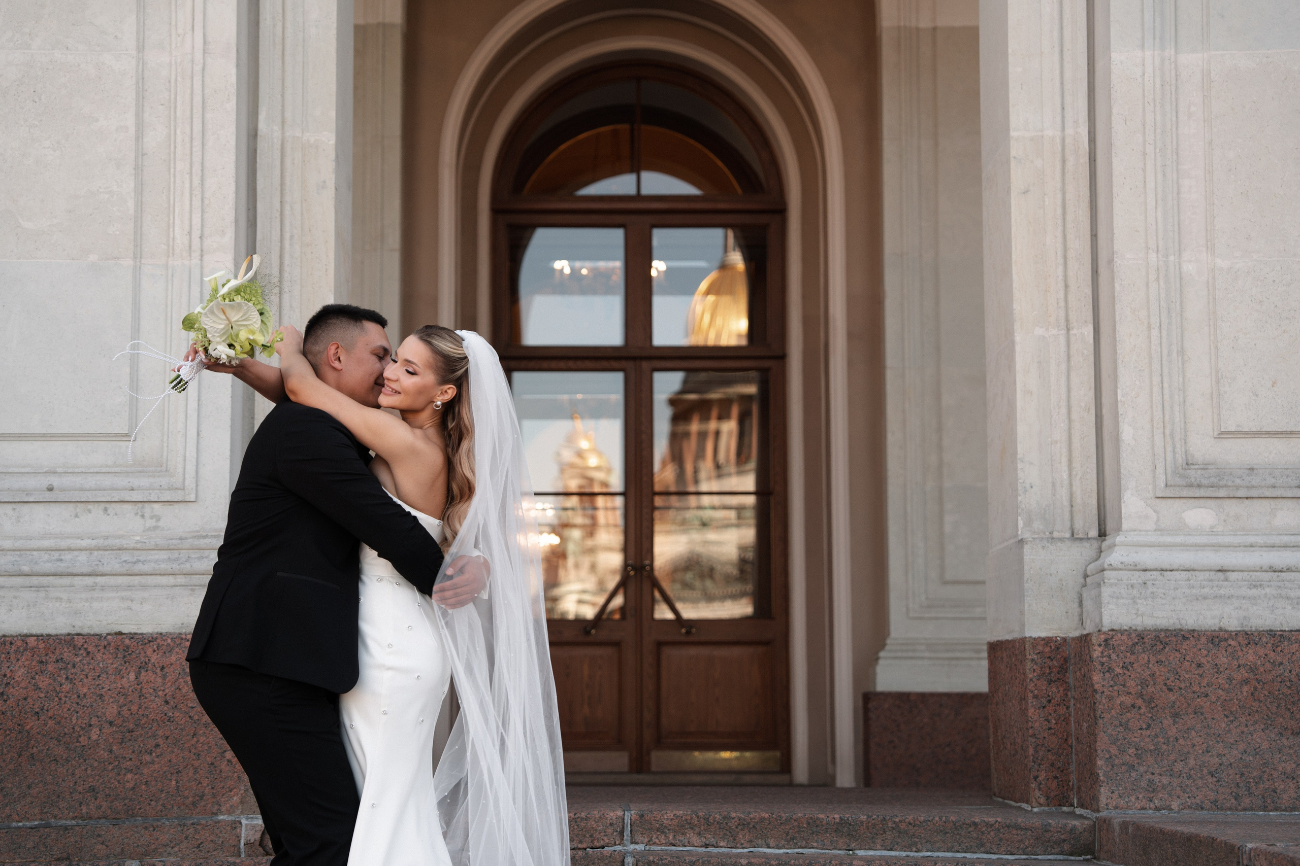 Виктория & Роман. Камерная городская свадьба в видовом ресторане в стиле современная классика. Свадебный фотограф организатор в Санкт-Петербурге Ассоль Опарина