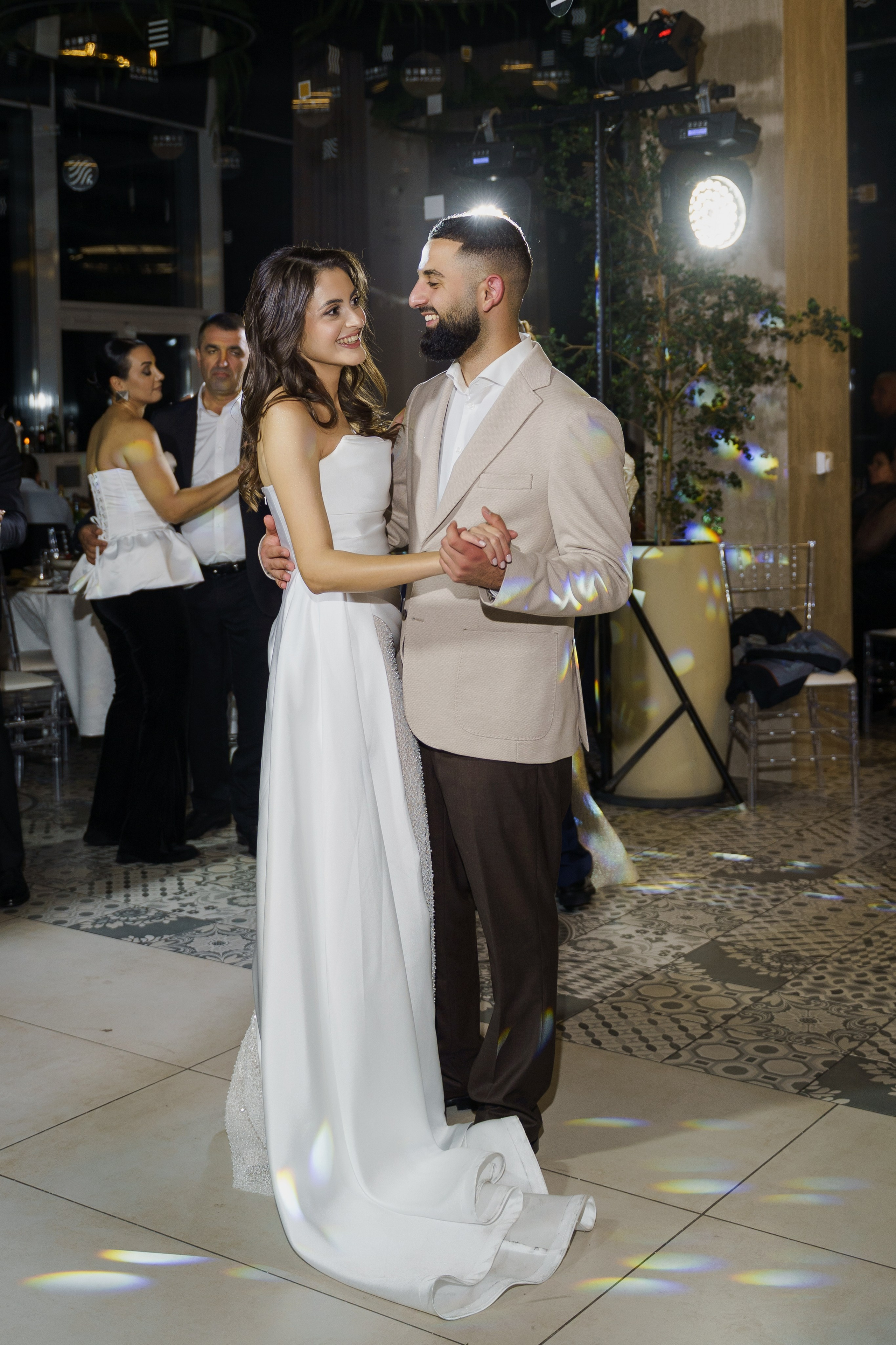 Красивое обручение на берегу чёрного моря в Лермонтово от ТВИНС СТУДИО. ТВИНС СТУДИО — лучшие свадебные фотографы и видеографы в Краснодаре