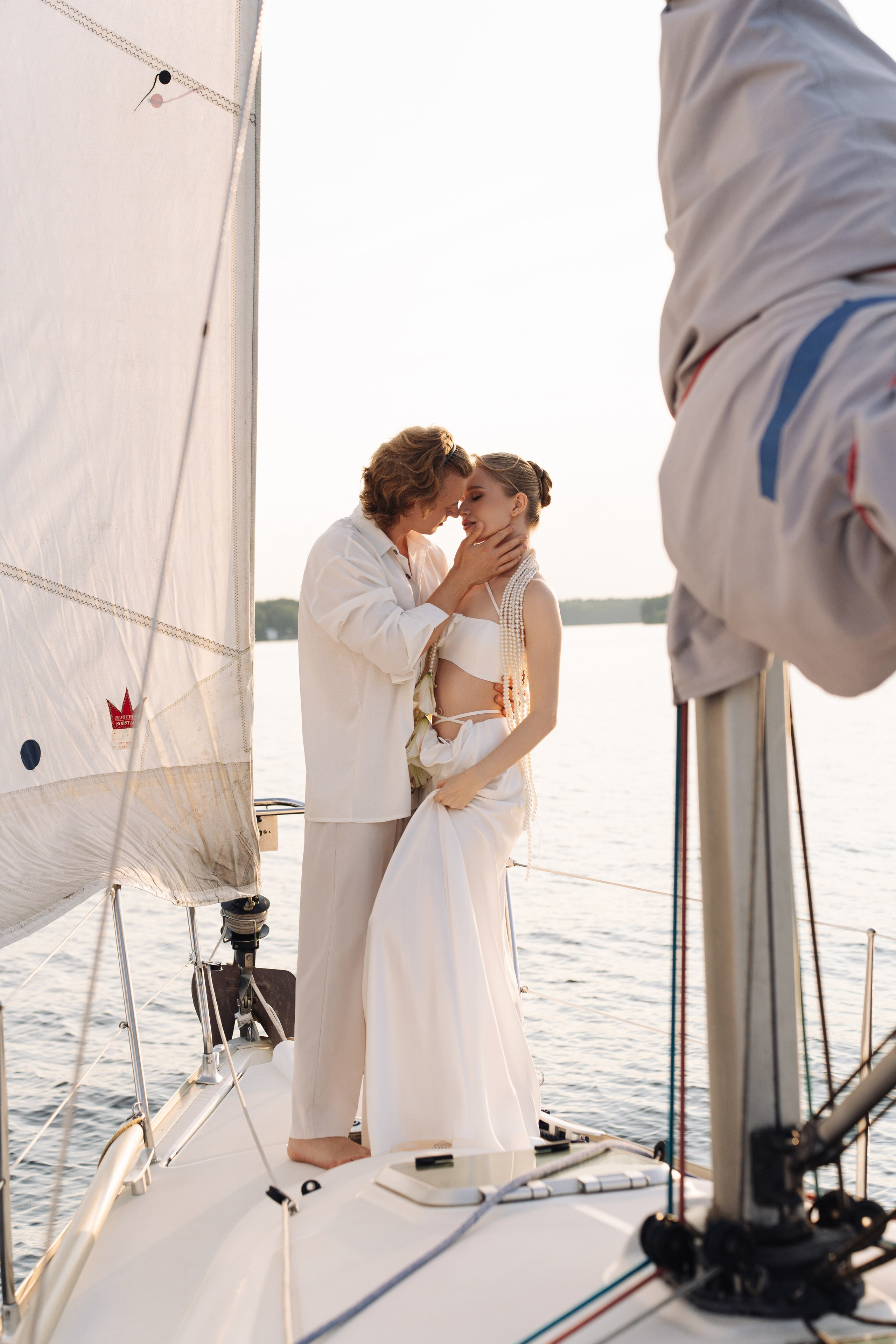 Свадебная фотосессия на яхте на закате (Пироговское водохранилище)