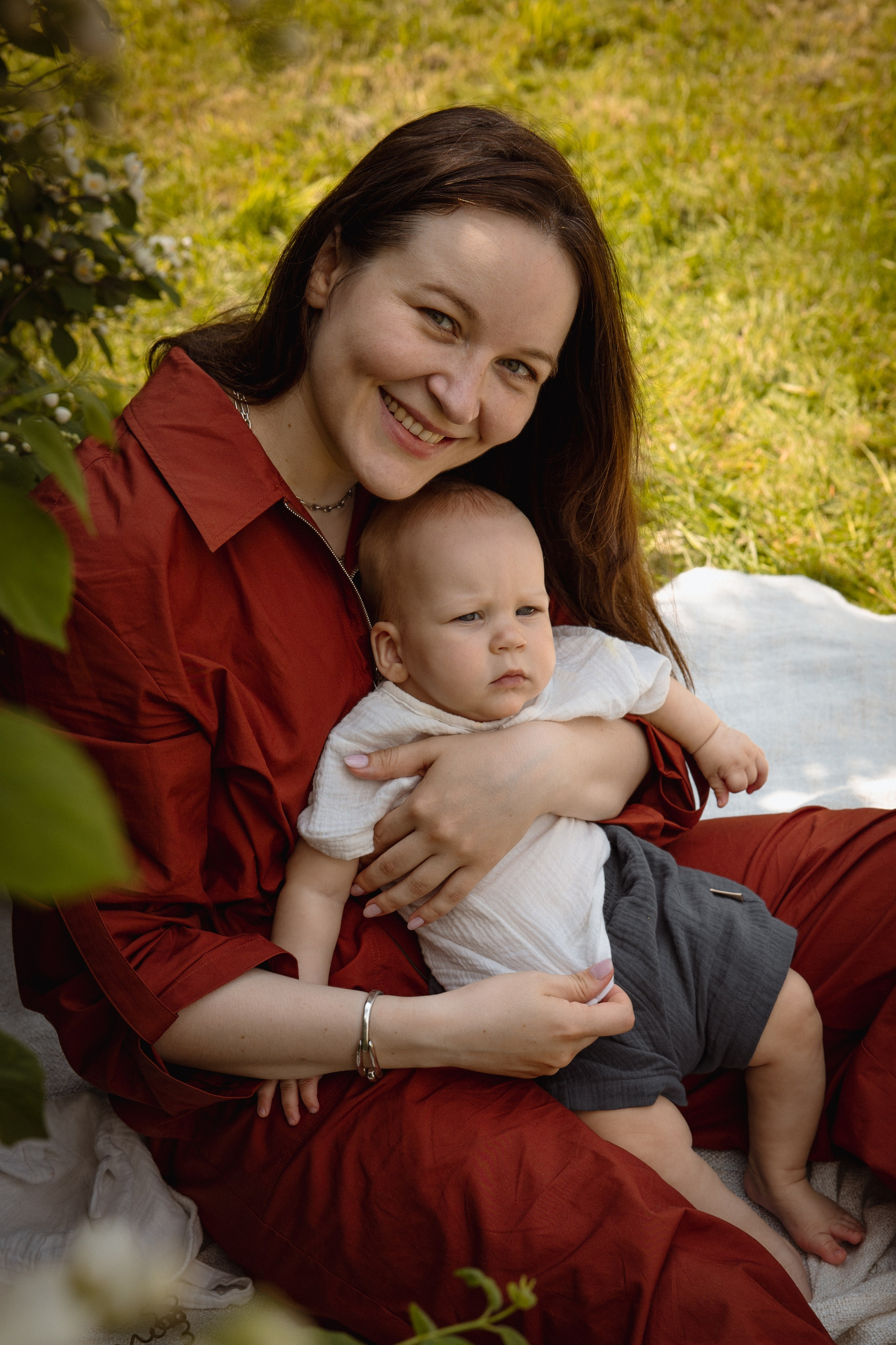 Настя с сыном у Alma-Mater. Ваш семейный newborn и lifestyle фотограф в СПБ Наталья Журавлева