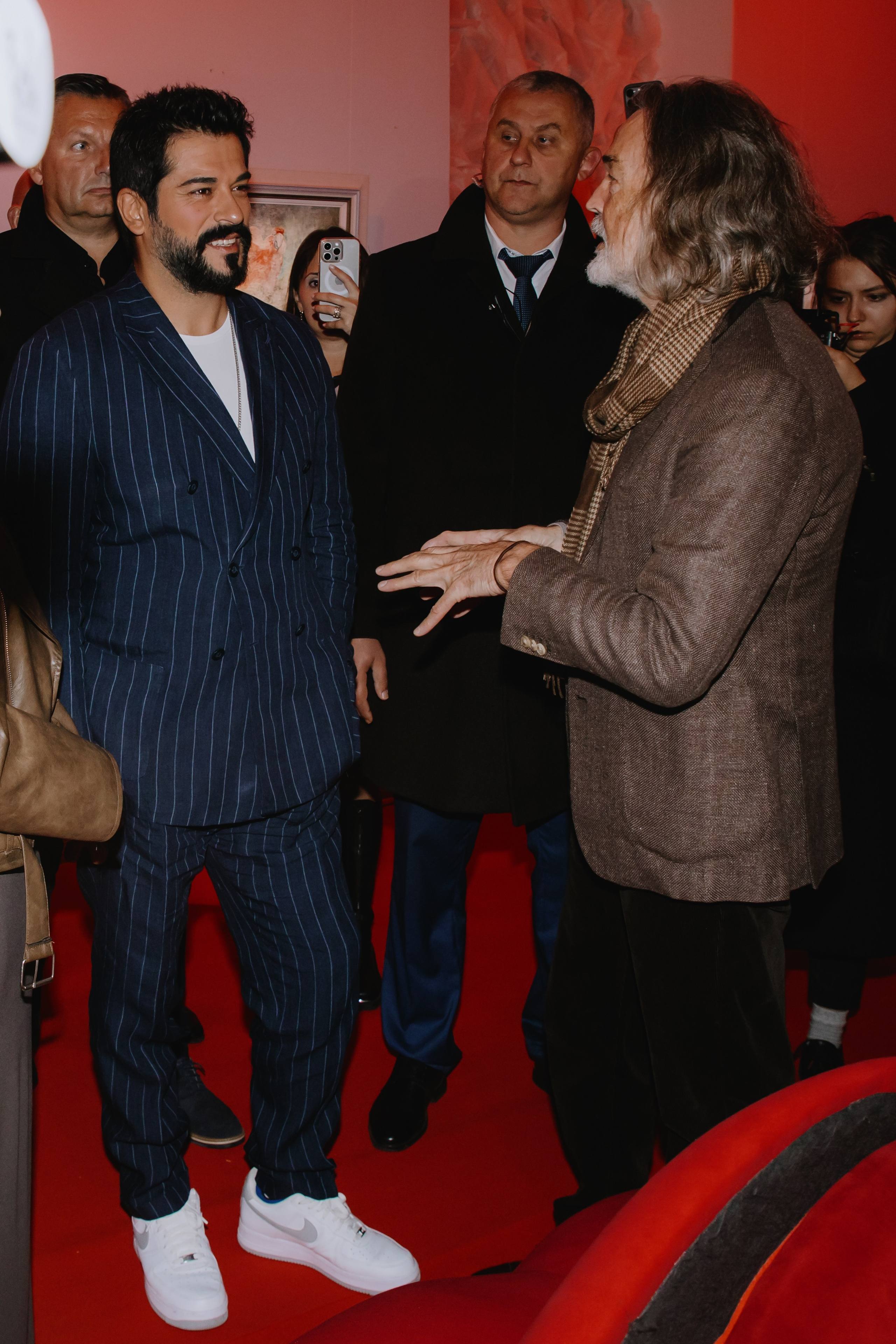 Бурак Озчивит посетил выставку Никаса Сафронова. Фотограф в Москве и Санкт-Петербурге Дарина