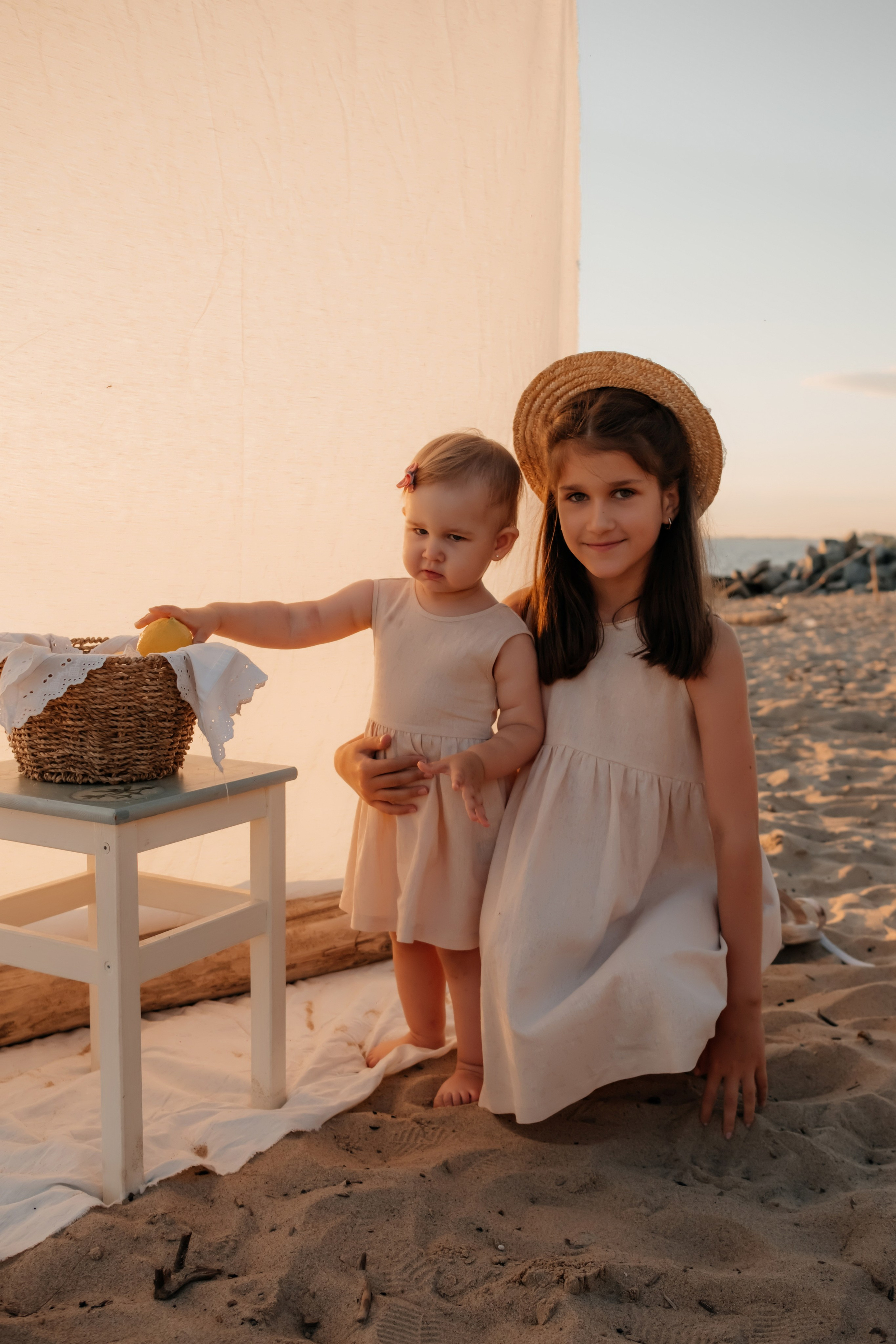 Катя с дочками на берегу. Фотограф в Новосибирске Диана Ильиных