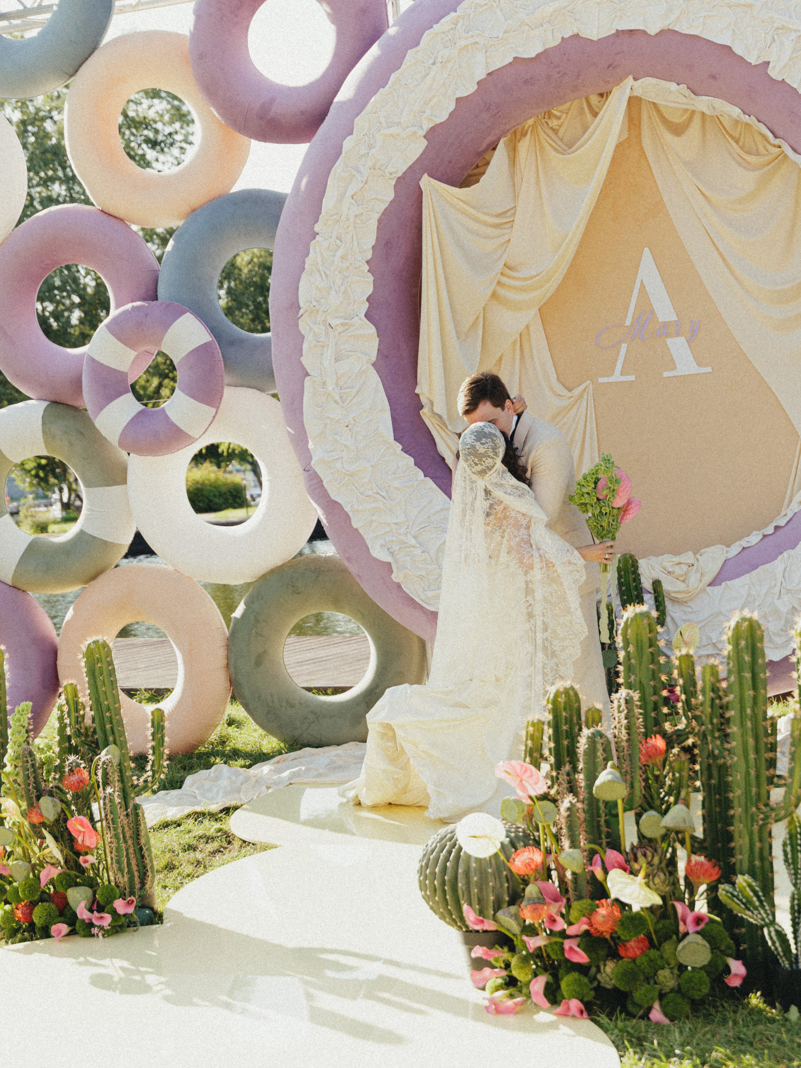 Окружённые любовью