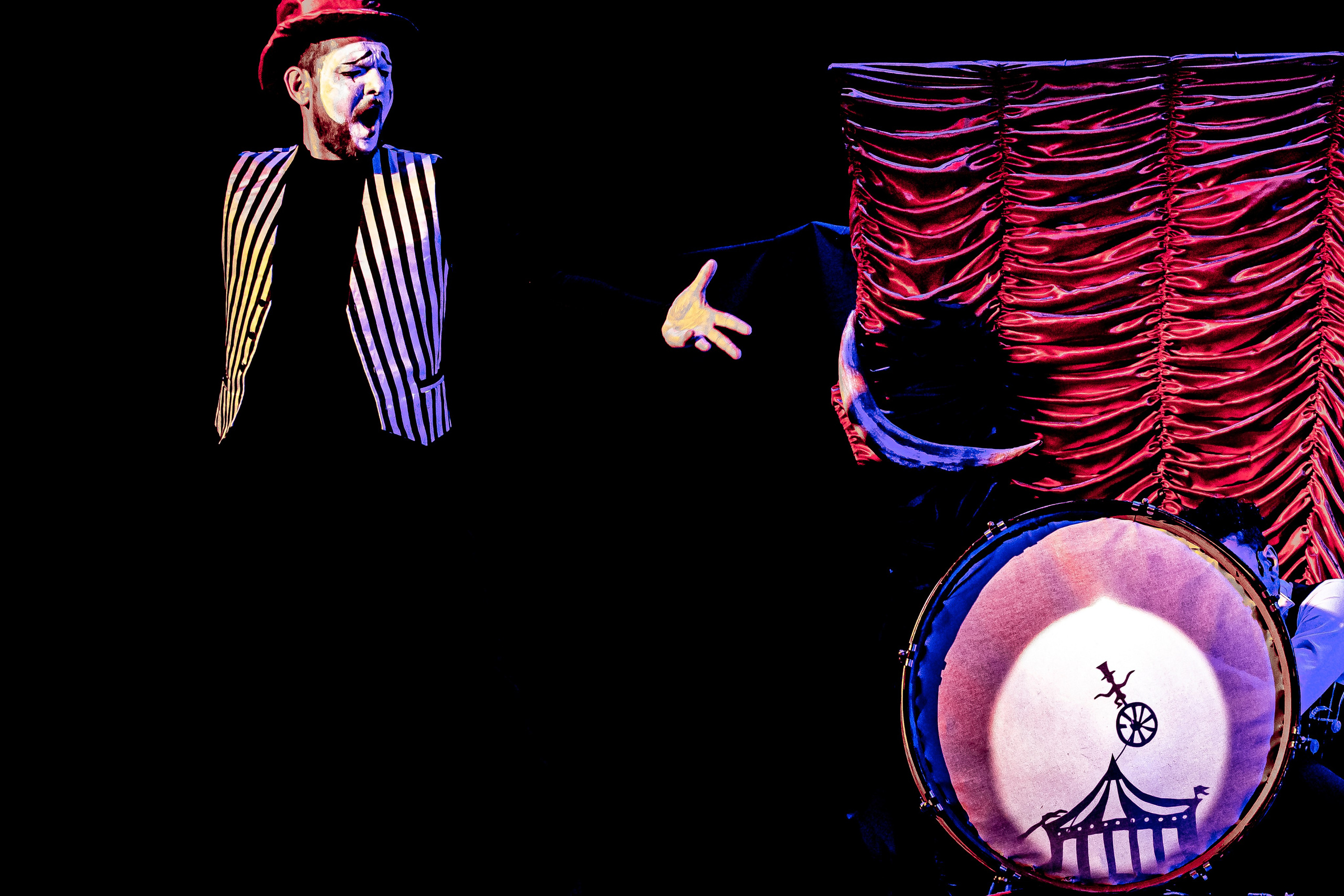 Цирк из Саквояжа спектакль театра САКВОЯЖ. Фотограф в Сочи Юрий Шептаев