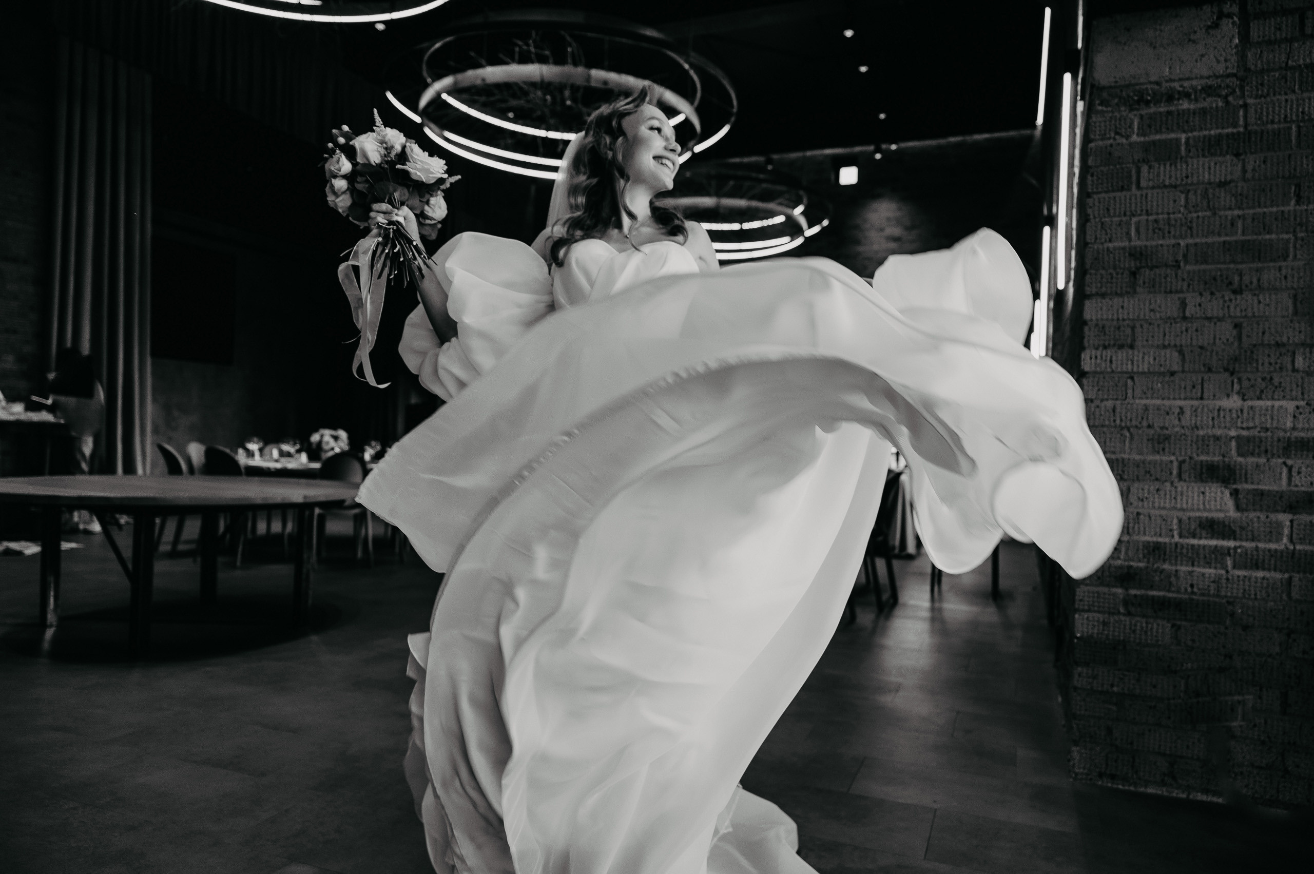 Полина @polinaozerova и Сергей @sergo_explos 🤵 📸 Фото @Mooleen.Aleksandr 🎀 Координация @Hello_weddy 💄 Визаж @dronova_anastasia ⛪️ Локация @chateau_blanc_shamoni 🎊 Декор и флористика @felico__decor👗 🎤 Ведущий @fedorov.show Кейтеринг @075please Свадебый торт @tortodel__24 Артист виртуоз @kostya_balaiskih