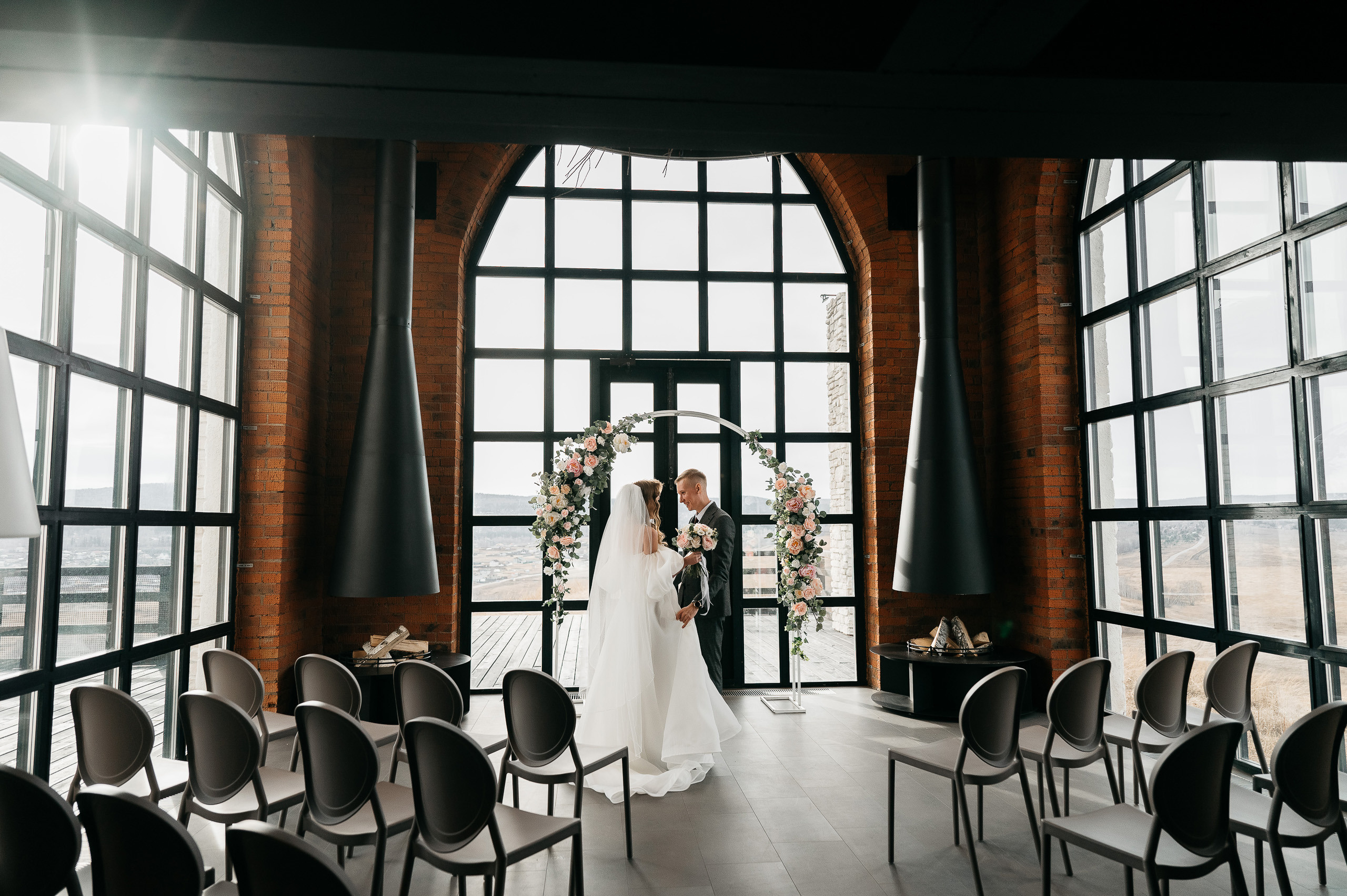 Полина @polinaozerova и Сергей @sergo_explos 🤵 📸 Фото @Mooleen.Aleksandr 🎀 Координация @Hello_weddy 💄 Визаж @dronova_anastasia ⛪️ Локация @chateau_blanc_shamoni 🎊 Декор и флористика @felico__decor👗 🎤 Ведущий @fedorov.show Кейтеринг @075please Свадебый торт @tortodel__24 Артист виртуоз @kostya_balaiskih