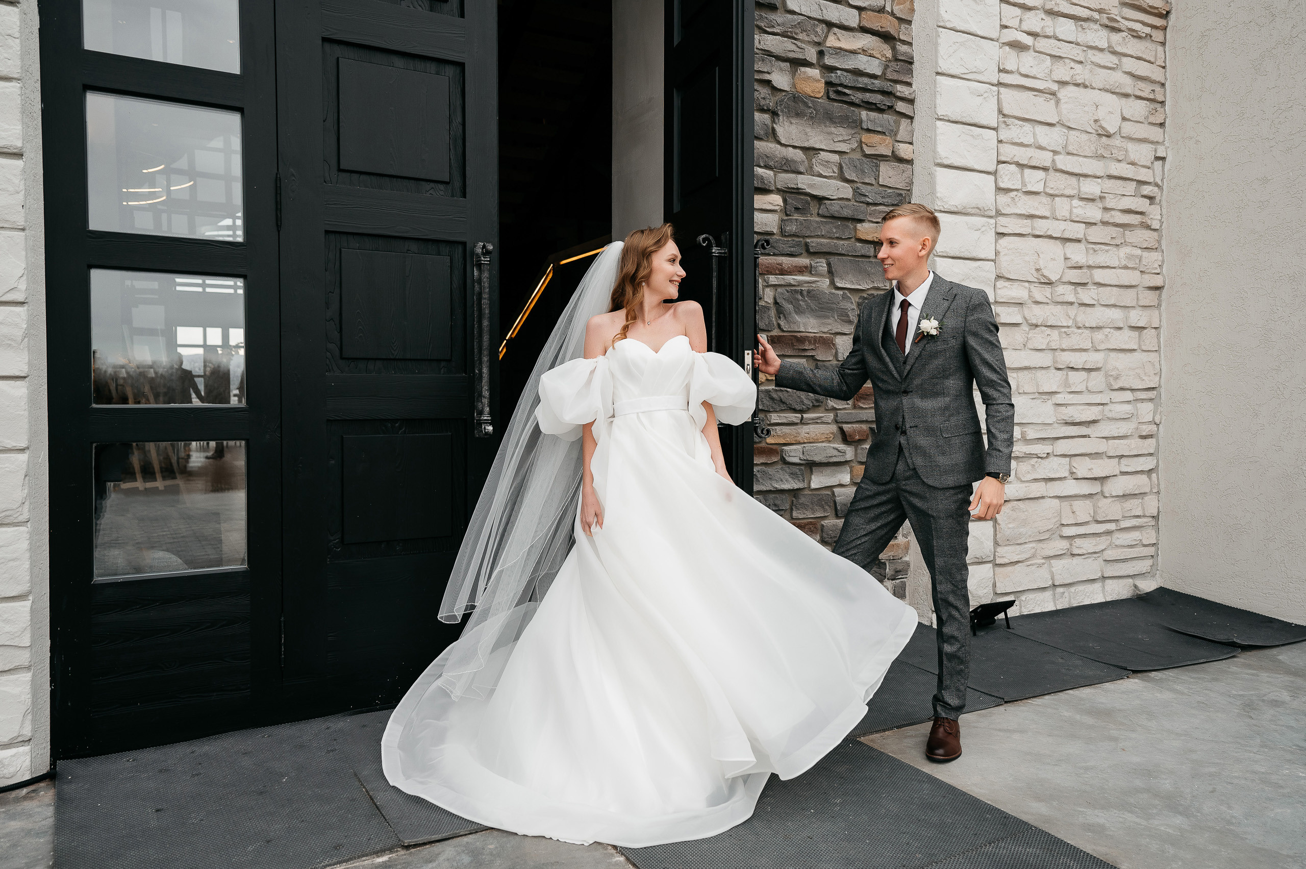 Полина @polinaozerova и Сергей @sergo_explos 🤵 📸 Фото @Mooleen.Aleksandr 🎀 Координация @Hello_weddy 💄 Визаж @dronova_anastasia ⛪️ Локация @chateau_blanc_shamoni 🎊 Декор и флористика @felico__decor👗 🎤 Ведущий @fedorov.show Кейтеринг @075please Свадебый торт @tortodel__24 Артист виртуоз @kostya_balaiskih