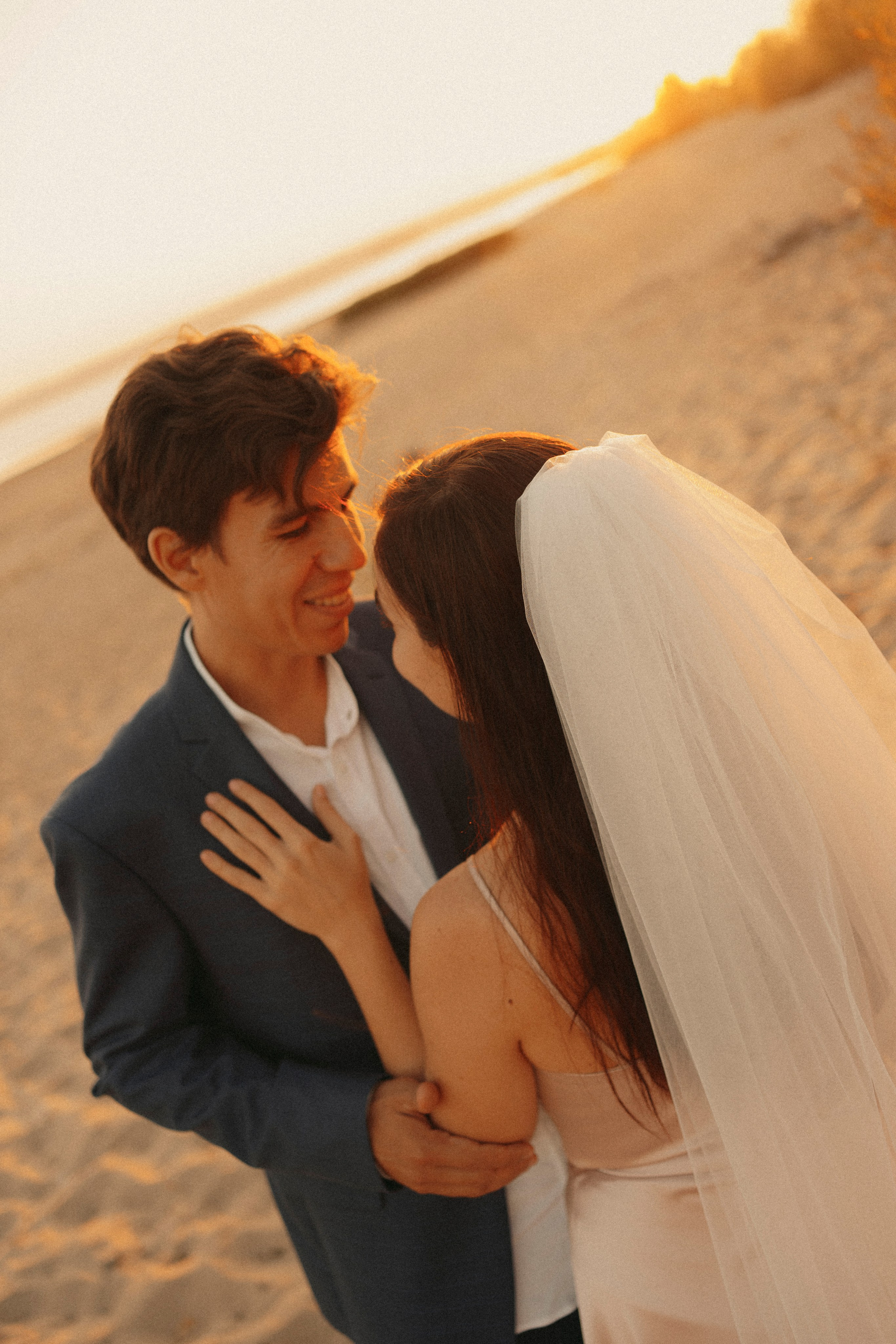 Love Story в свадебных нарядах на берегу реки. Портретный фотограф в Казани, Красной Поляне и Сочи Анна Кузнецова