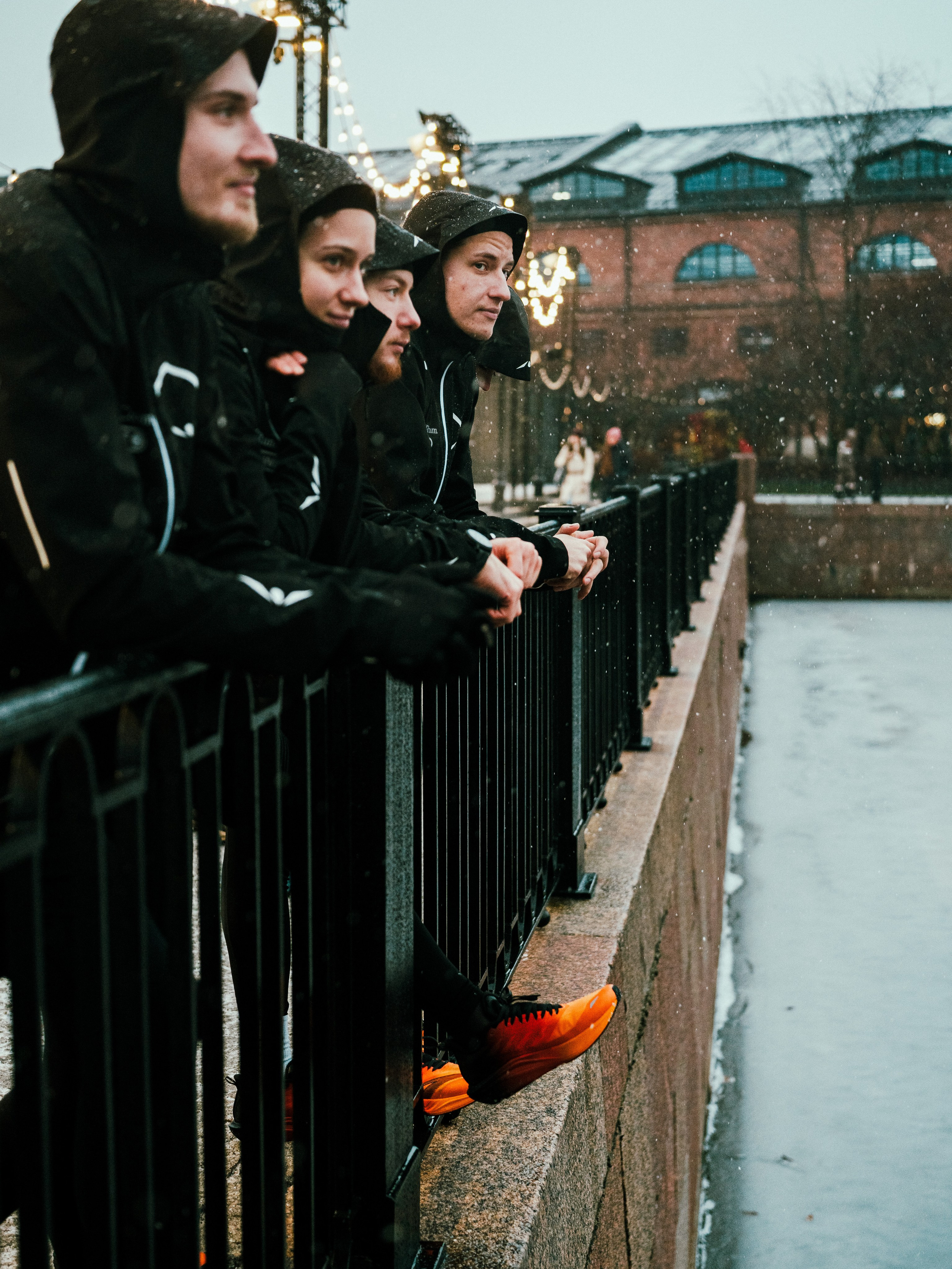 Social Run Community x Anta. Зимняя городская новогодняя фотосессия спортивной одежды от бегового клуба social run community. Портретный и репортажный фотограф в Санкт-Петербурге Смоляков Максим