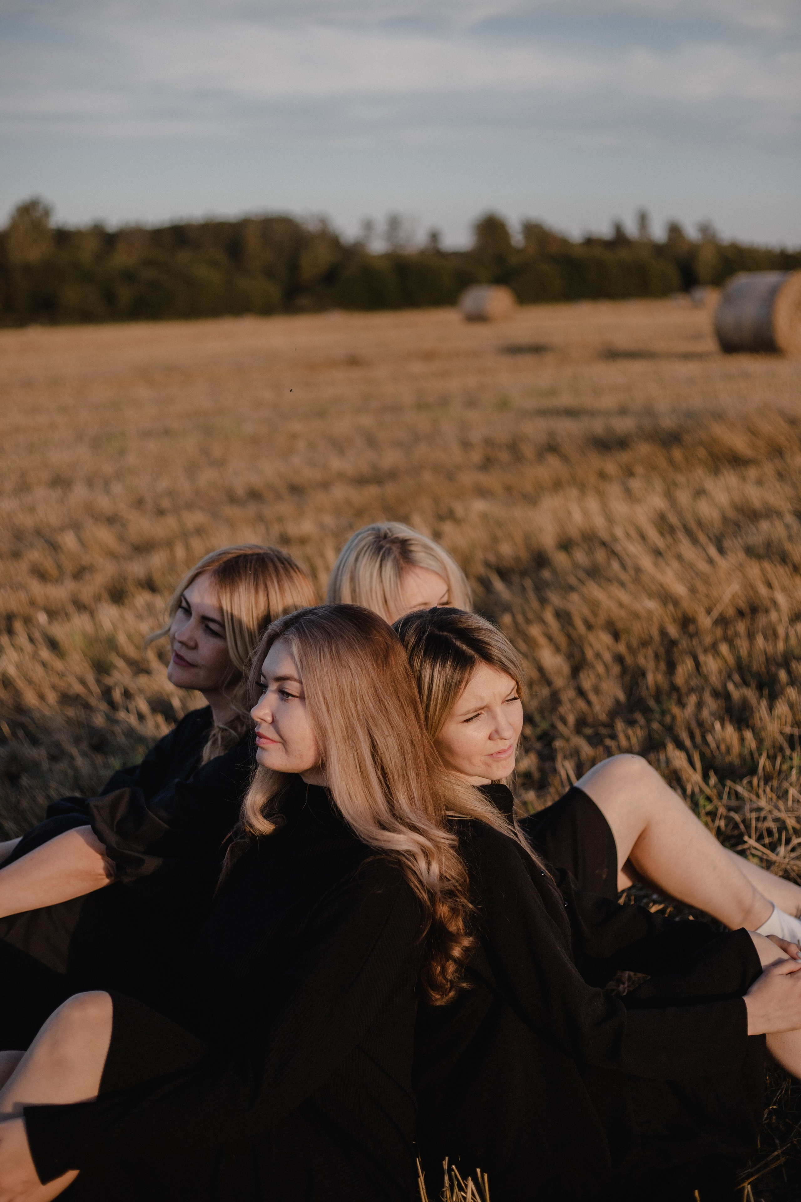 Однажды сестры в поле :)