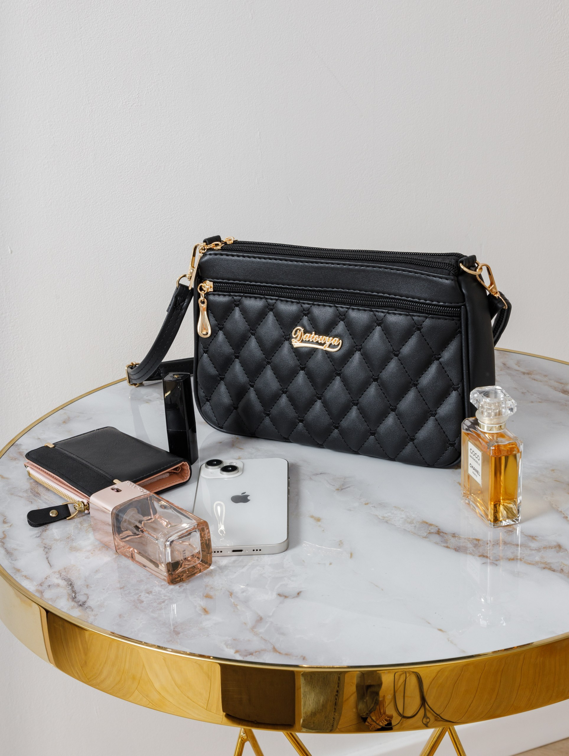 Съемка розовой и черной сумки для маркетплейса. Студия коммерческой съемки ХВОЯ