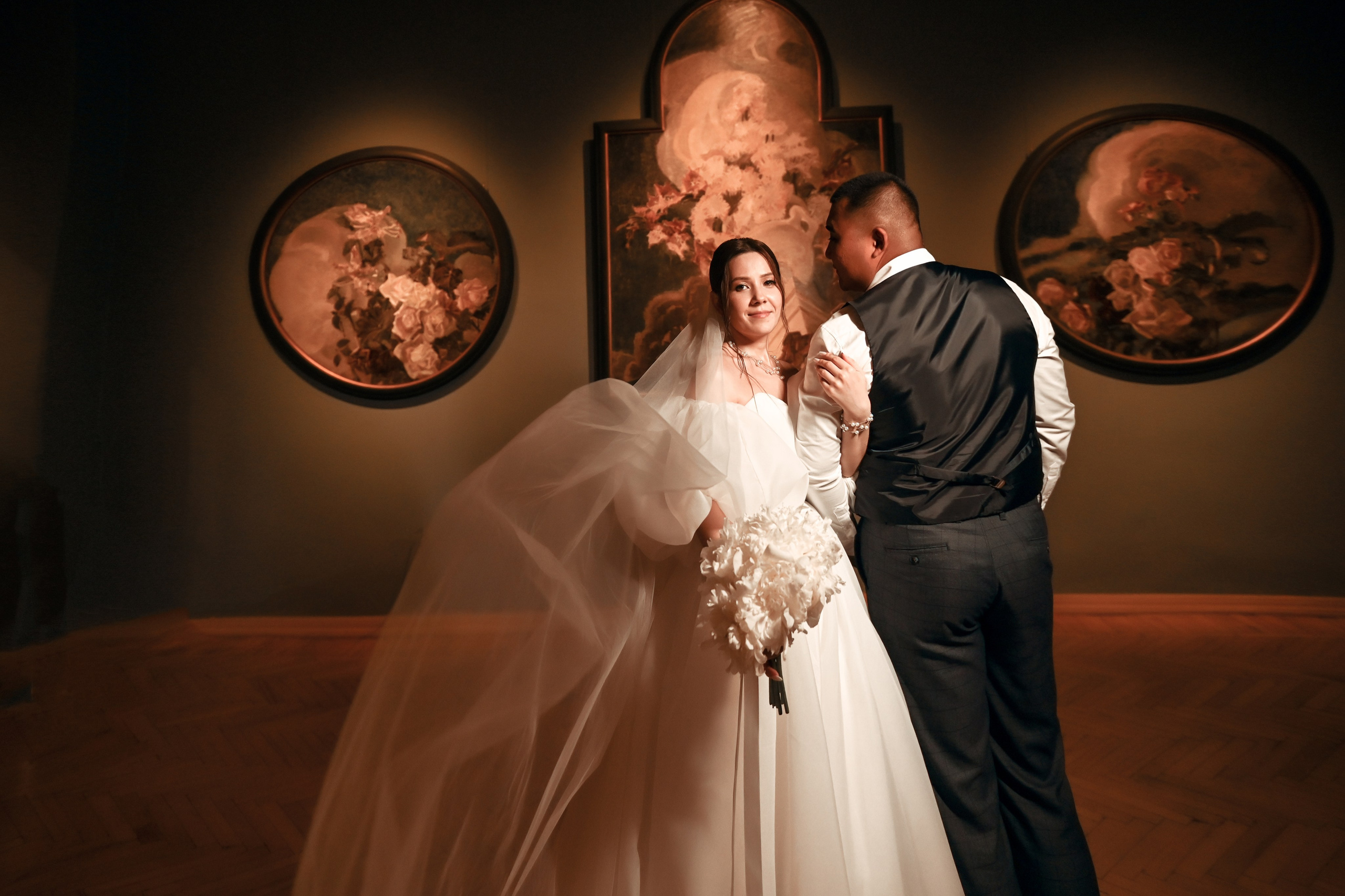 Небольшая свадебная серия в музее и прогулкой под дождем Эльмиры и Ризата. Свадебный, семейный, детский, контент фотограф в Омске Максим Ильин