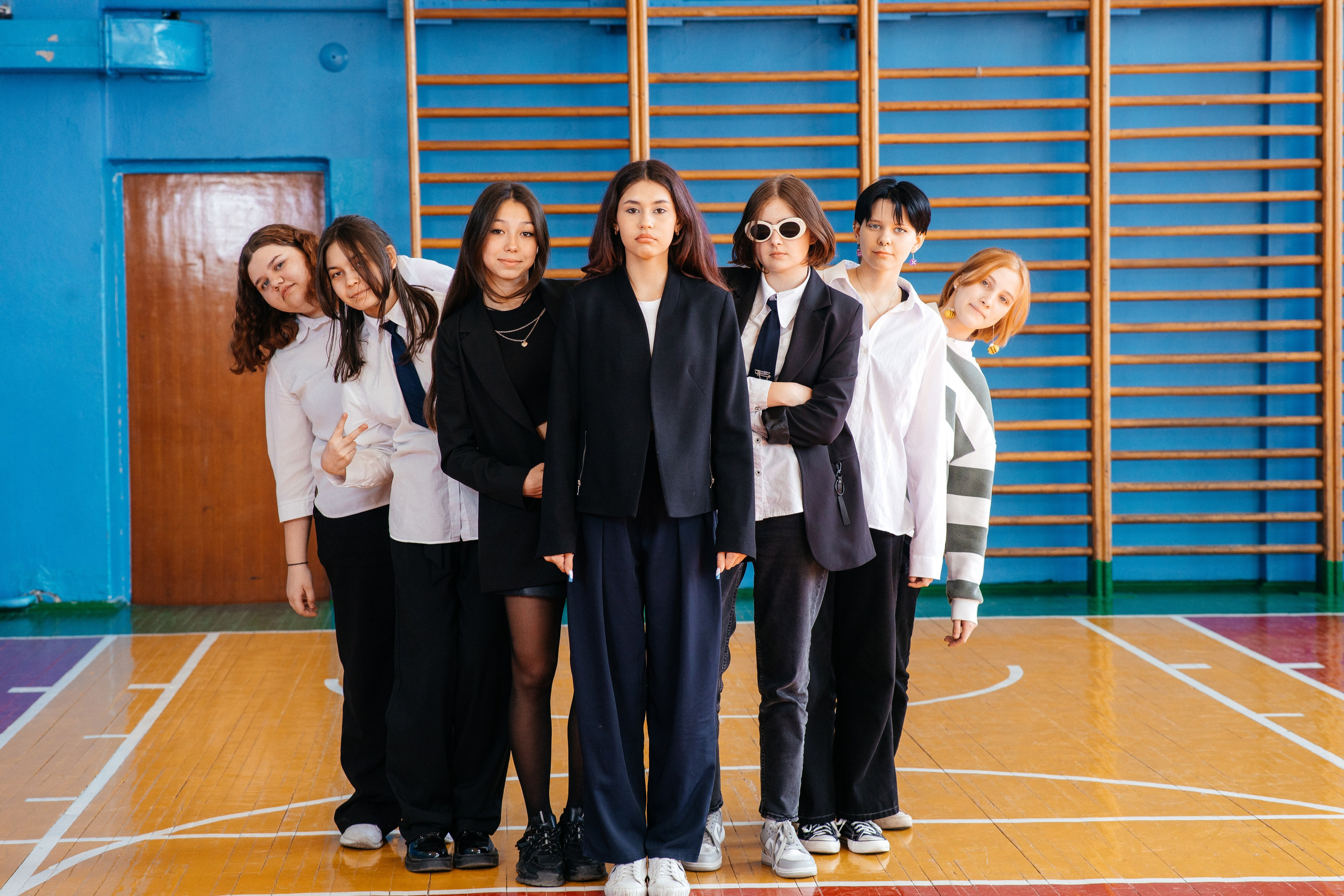 Семь прекрасных девушек выпускного 9 класса в спортзале школы в Усть-Каменогорске