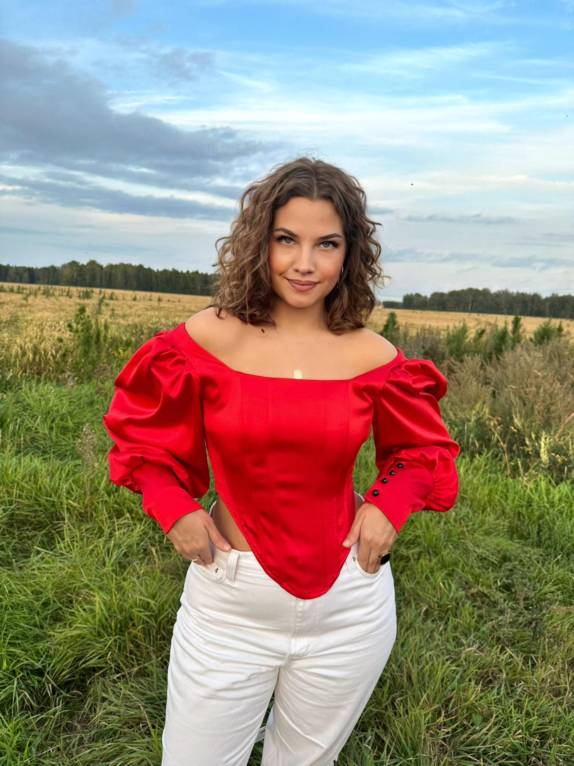 Красный корсет с длинными рукавами. Туры на Байкал с фотографом под ключ. Фотосессии на Ольхоне