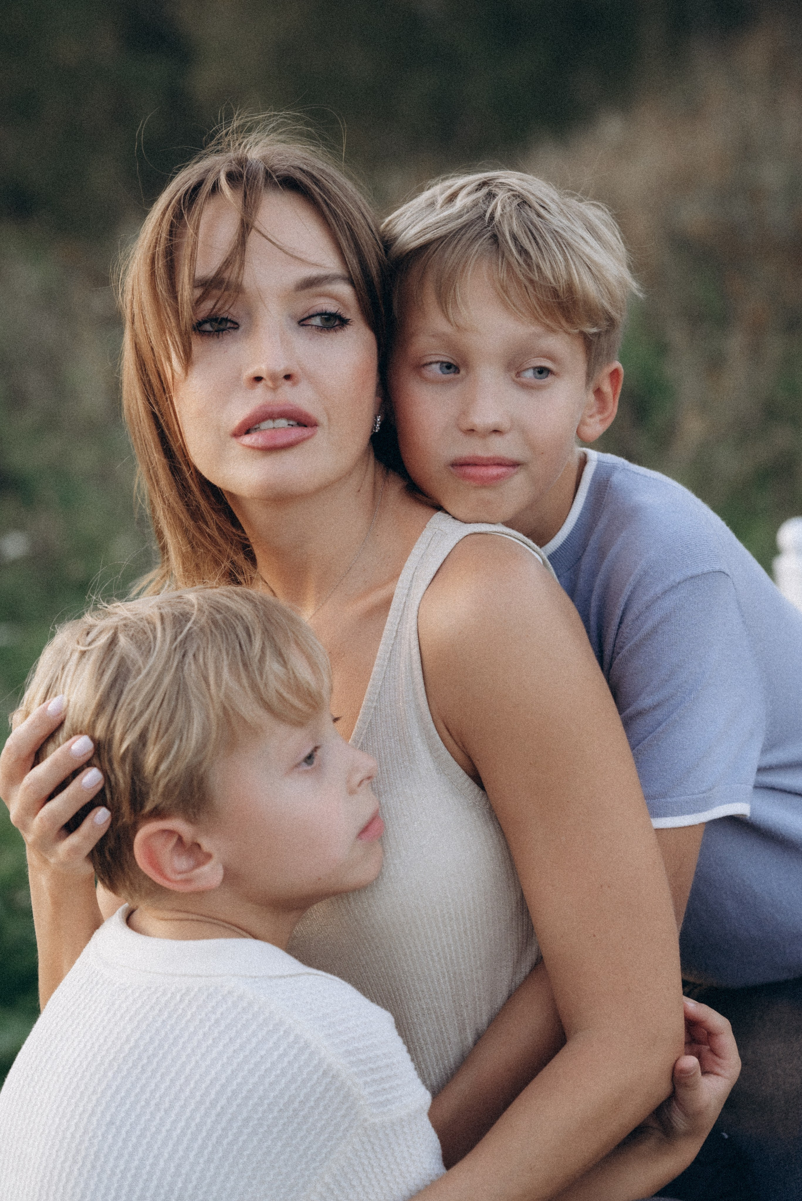 семейная фотосессия в парке москва — мама и двое сыновей