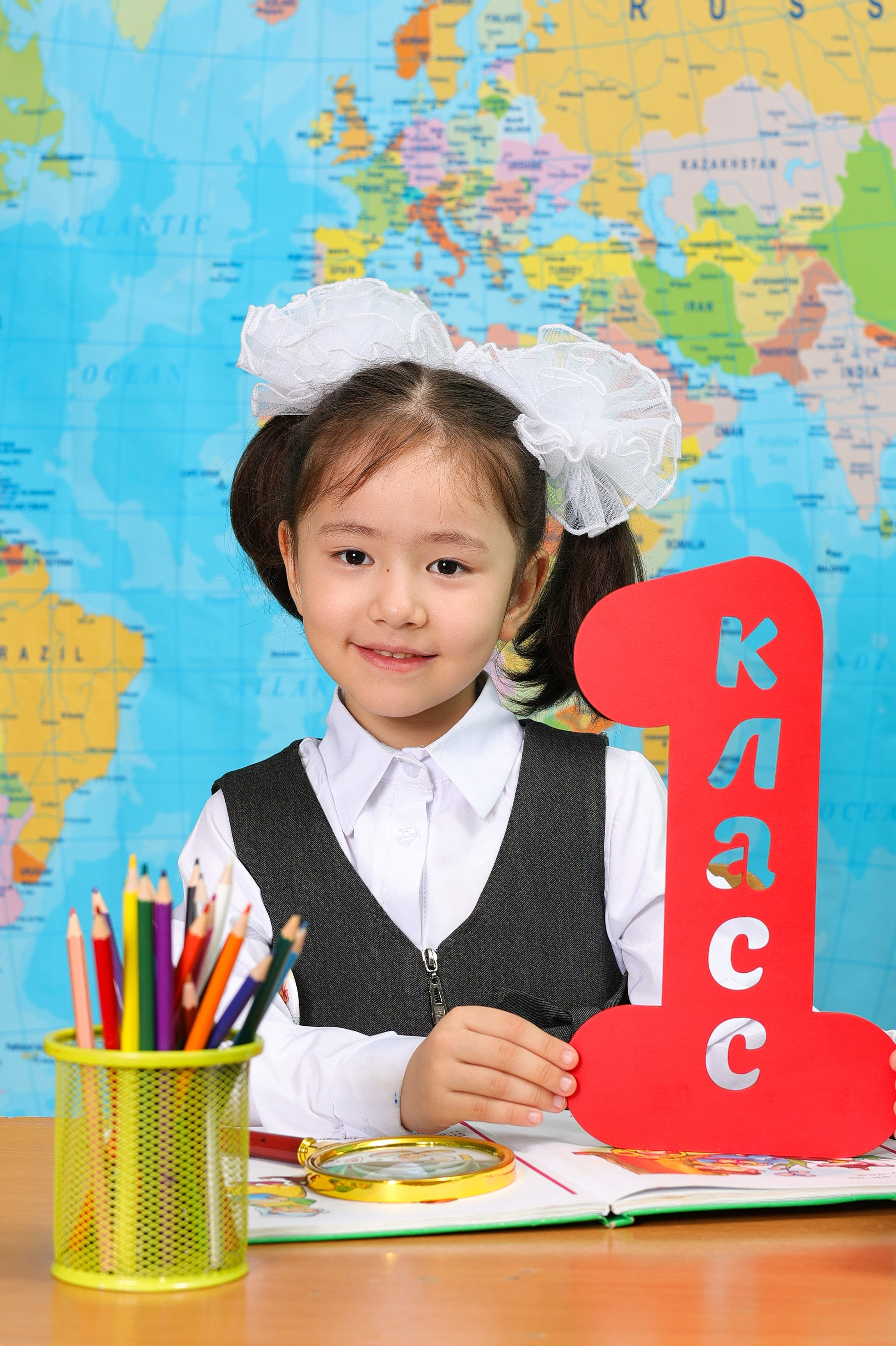 Карта мира голубая. Выпускные альбомы в Иваново в детский сад и школу. Александр и Светлана Янкины