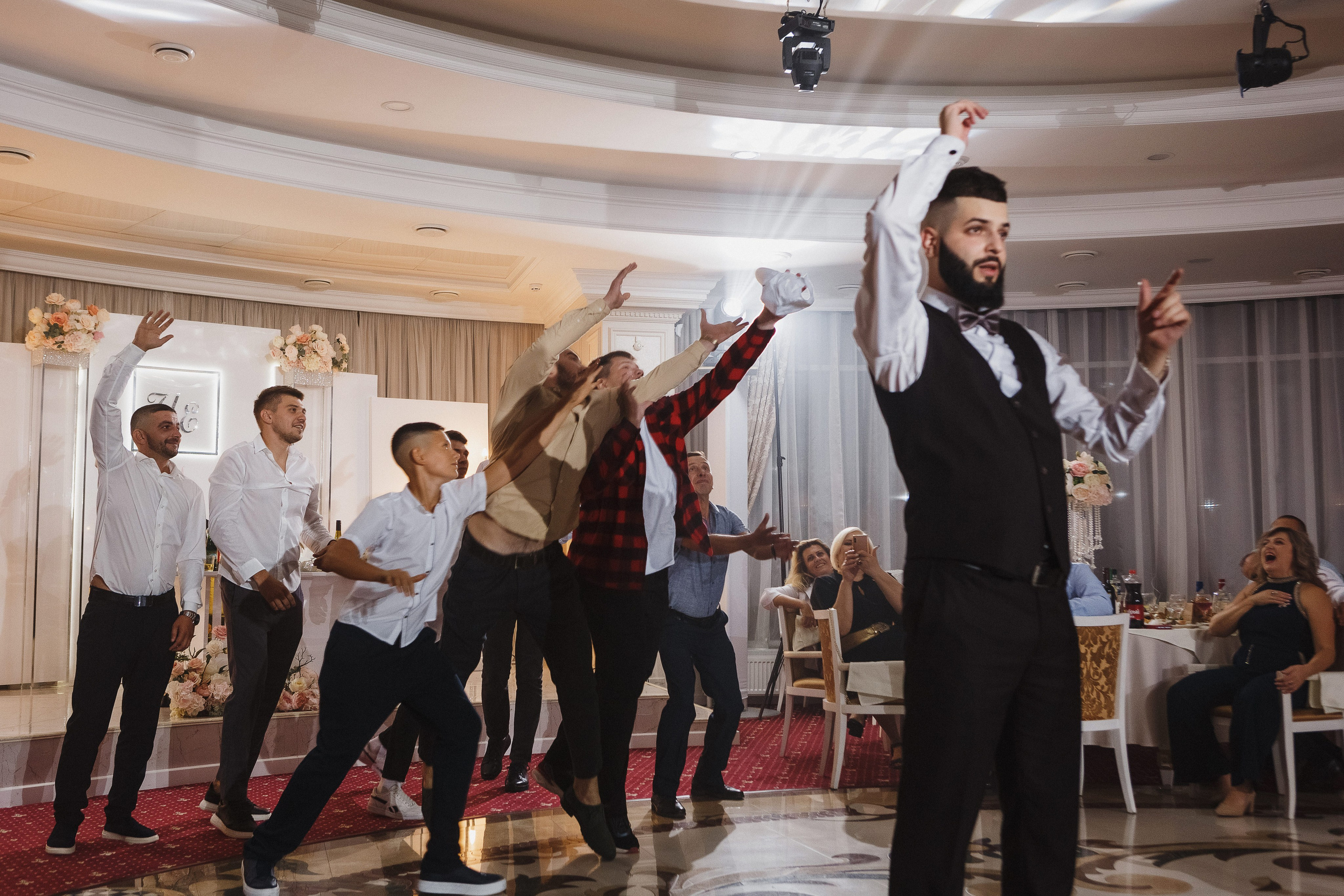 Фотограф в Таганроге летняя свадьба: Романтическая свадебная прогулка. Свадебный и семейный фотограф в Таганроге Бакарюк Антон