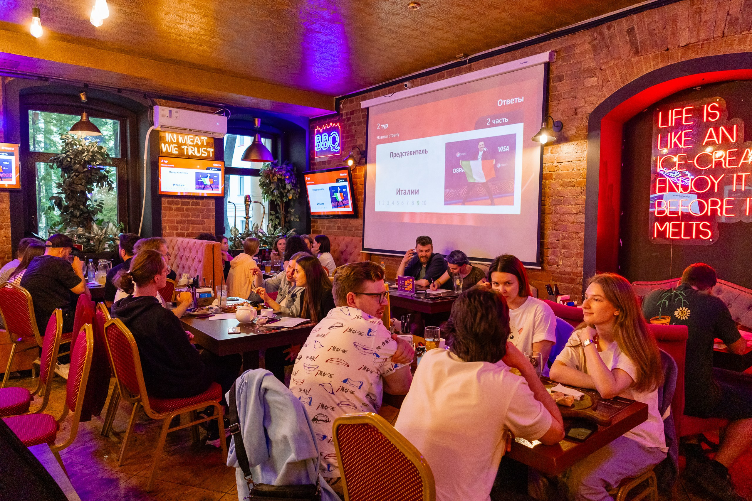 Команды игроков Туц Туц Quiz в интерьерах бара