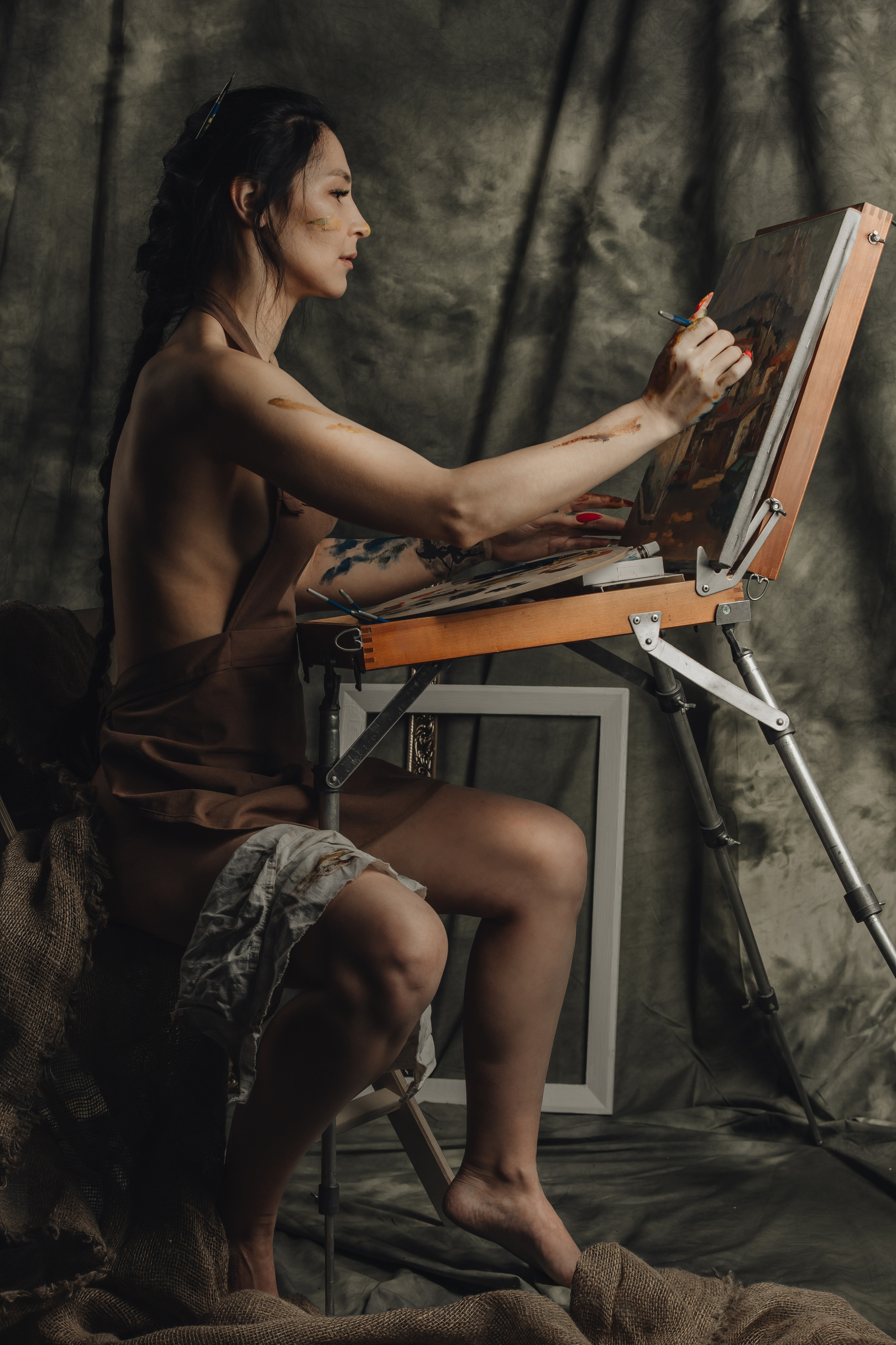 Рисующая пейзаж в темной комнате. Фотограф в Воркуте Мария Фомина