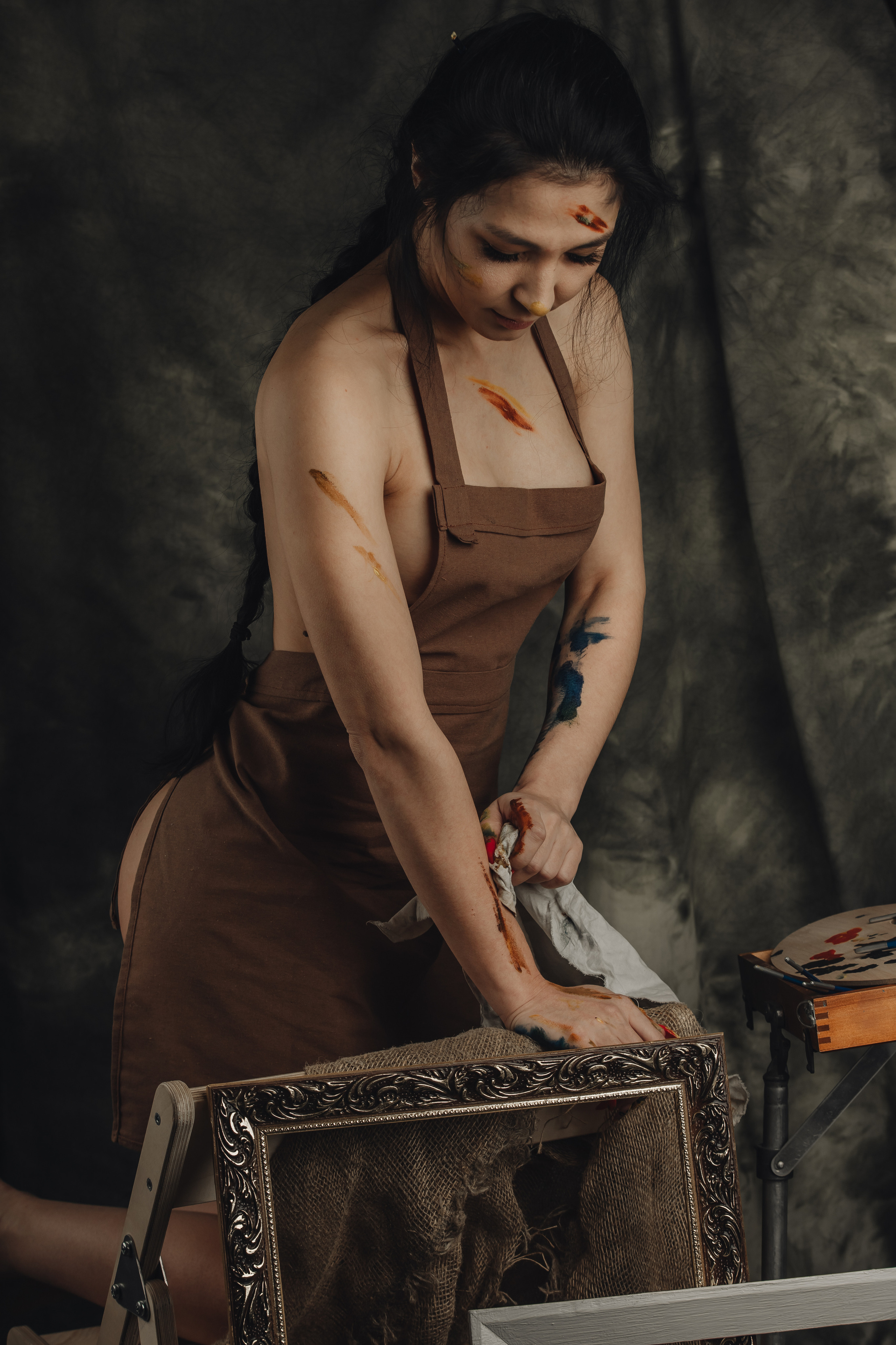 Рисующая пейзаж в темной комнате. Фотограф в Воркуте Мария Фомина