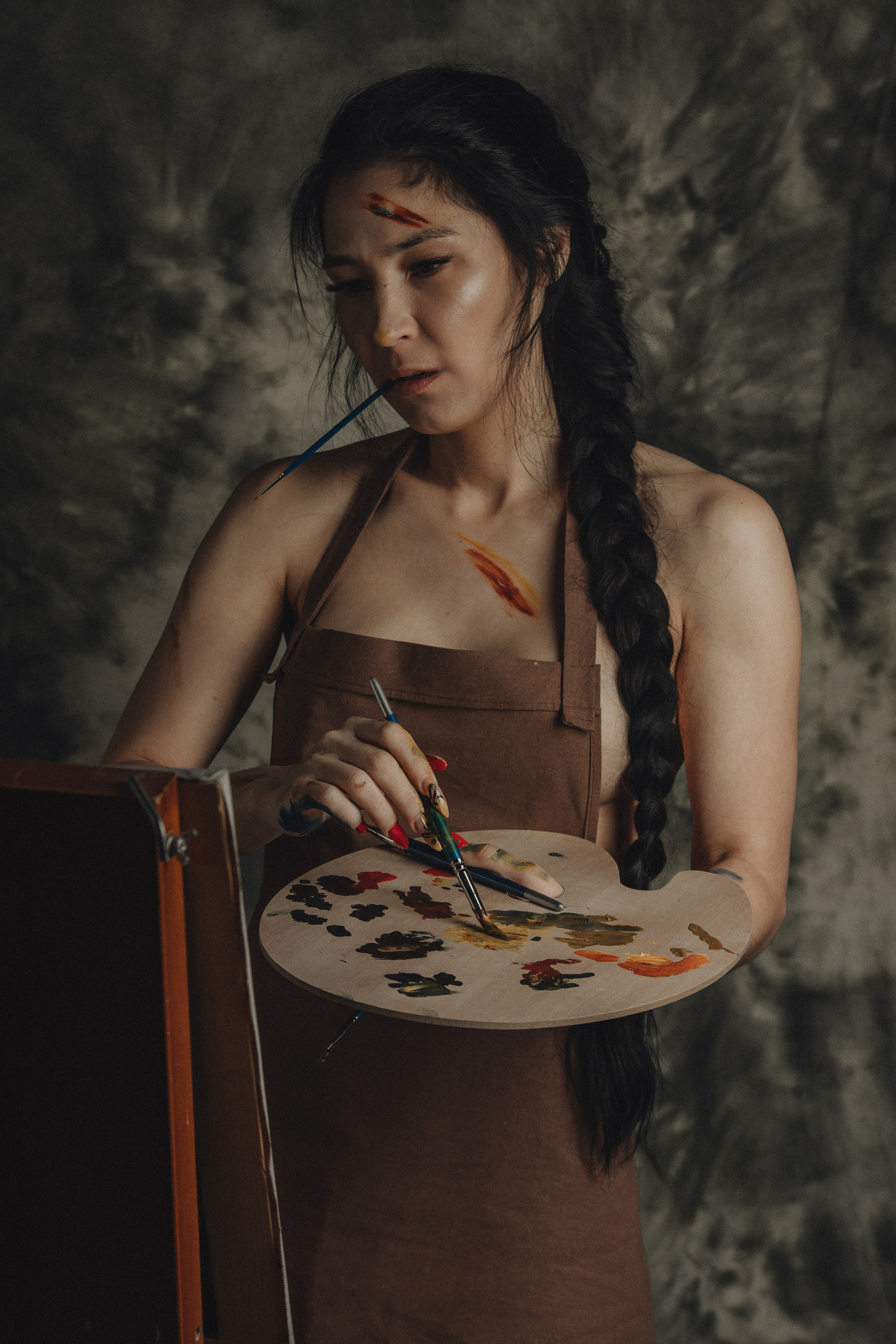 Рисующая пейзаж в темной комнате. Фотограф в Воркуте Мария Фомина