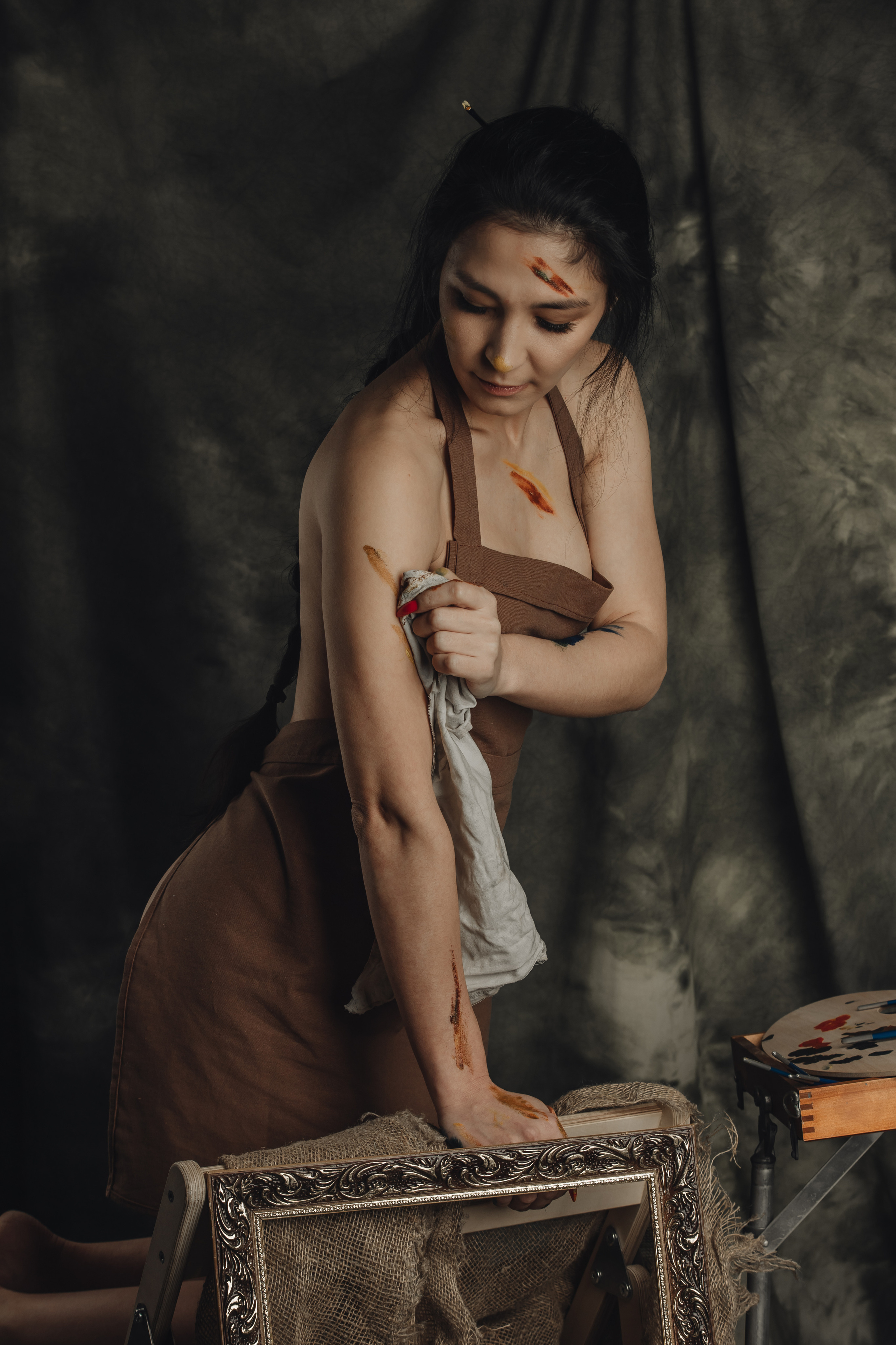 Рисующая пейзаж в темной комнате. Фотограф в Воркуте Мария Фомина