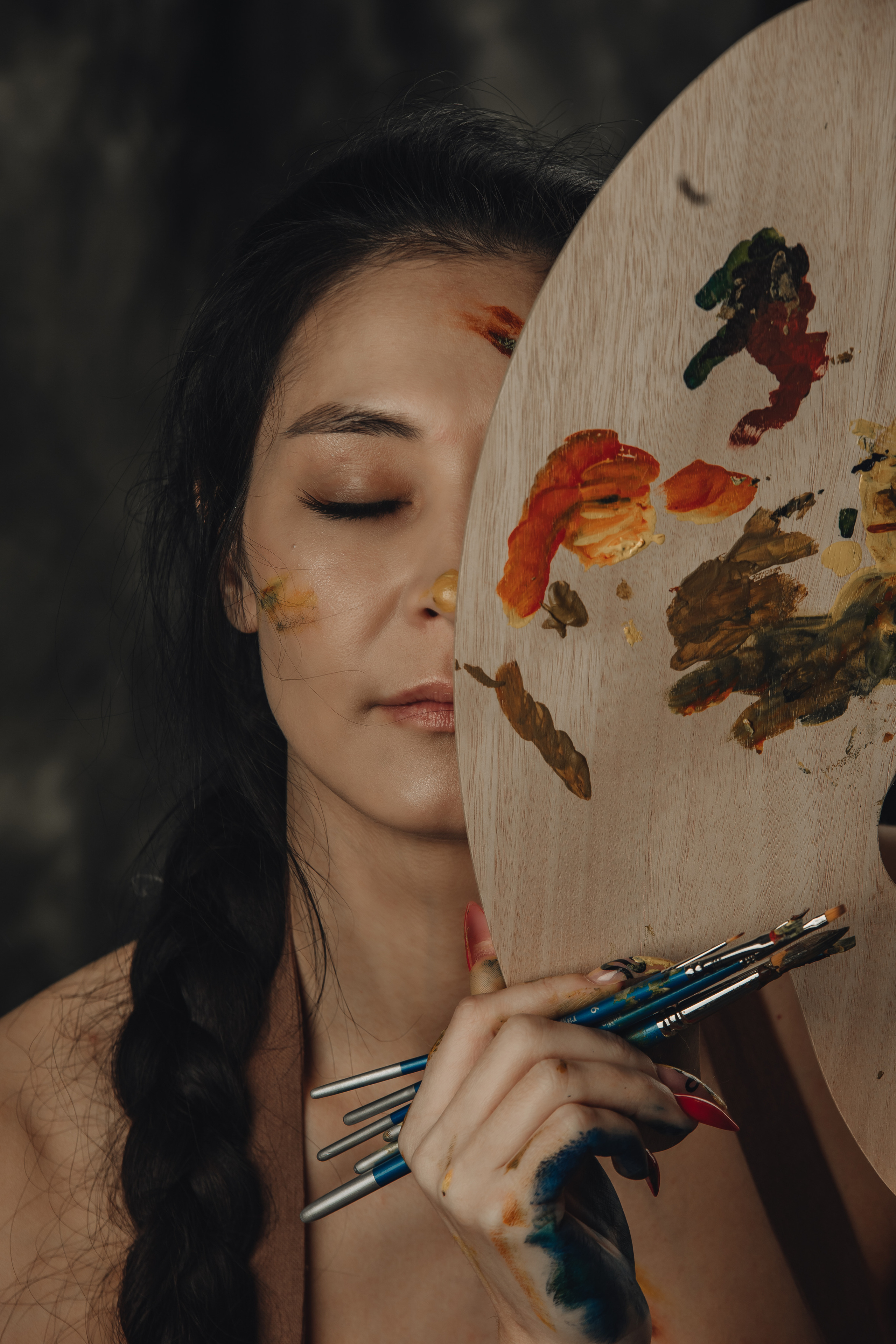 Рисующая пейзаж в темной комнате. Фотограф в Воркуте Мария Фомина