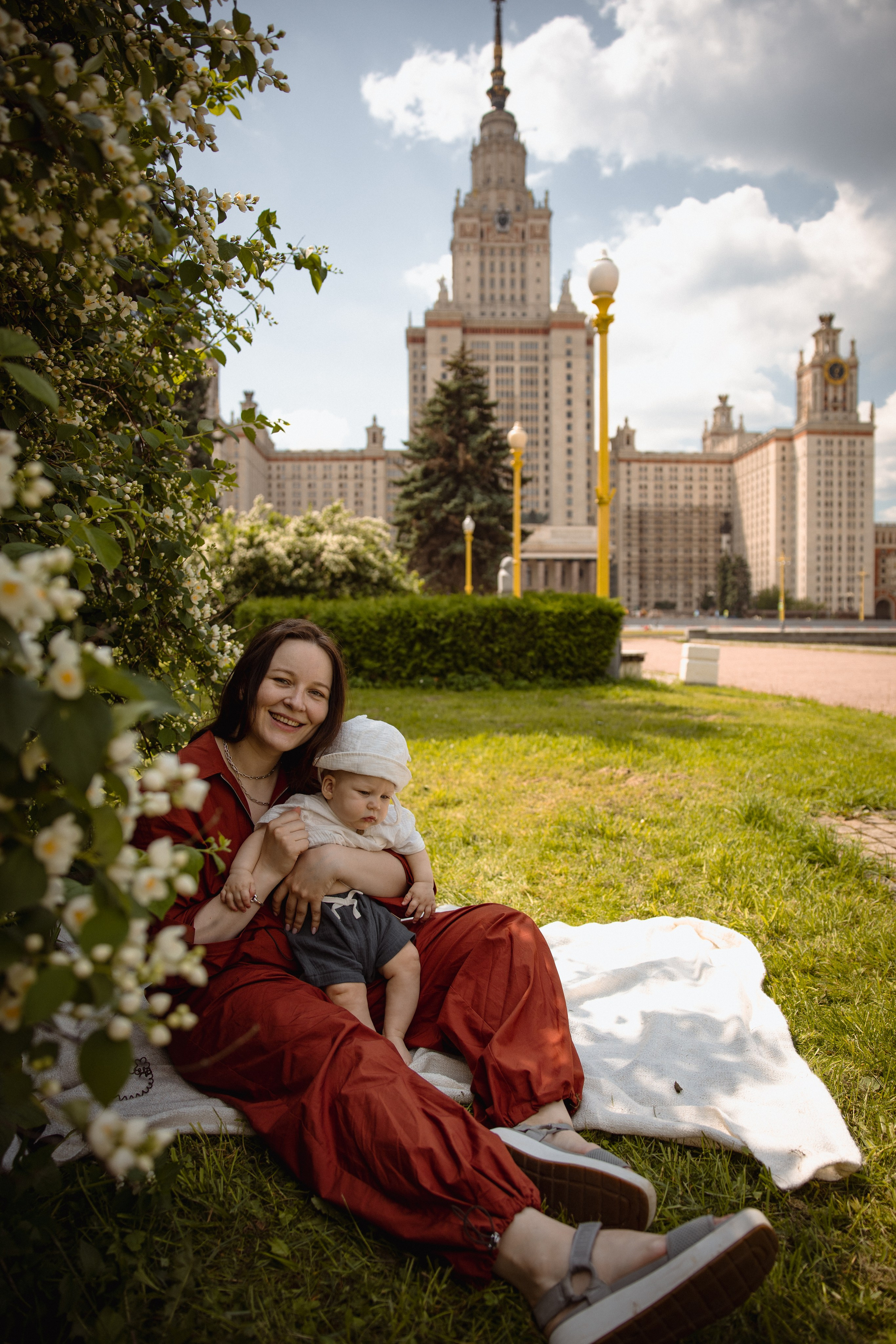 Настя с сыном у Alma-Mater. Ваш семейный newborn и lifestyle фотограф в СПБ Наталья Журавлева