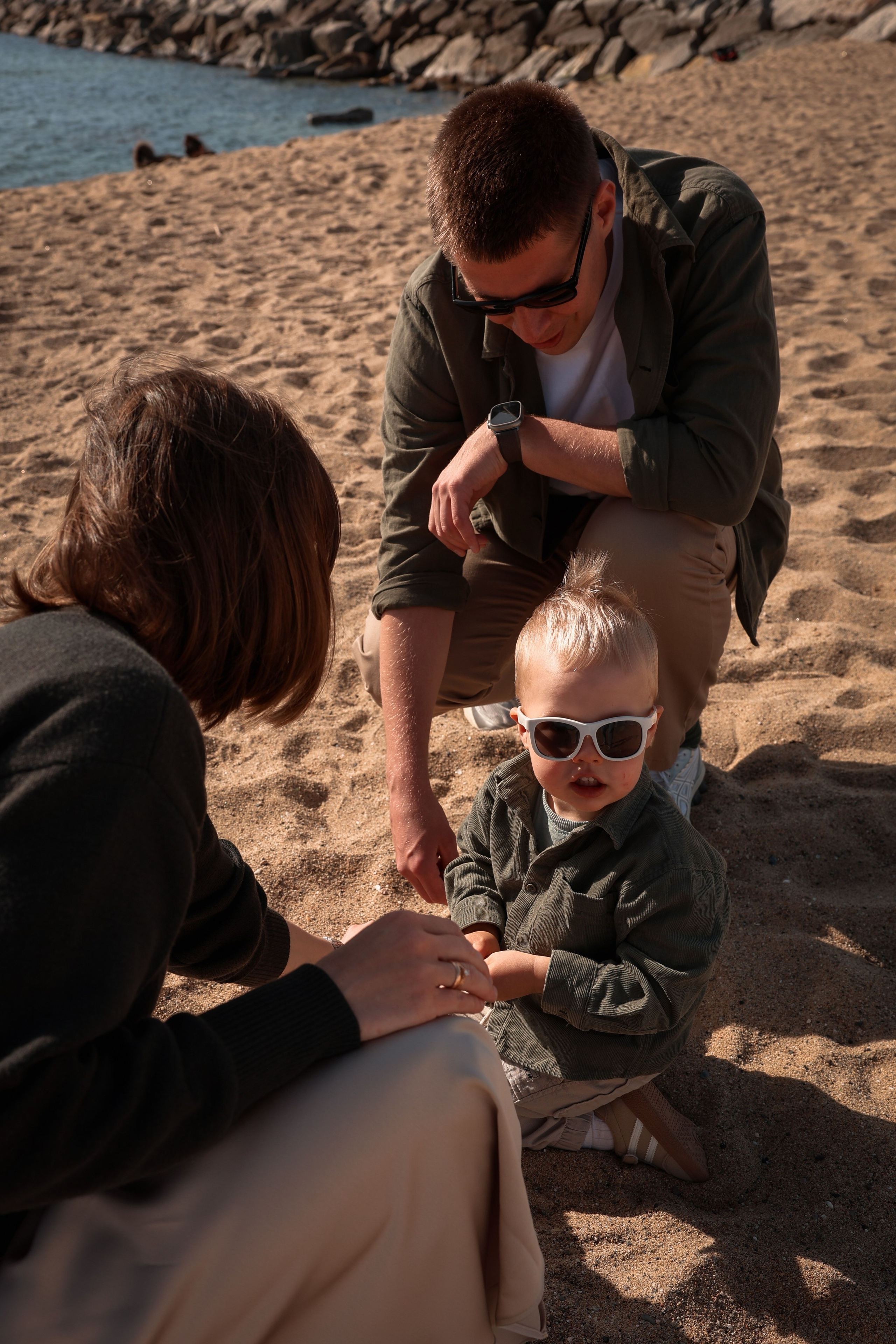 Seashore with a toddler. Natalia Zhuravleva|family, newborn, maternity photographer in Barcelona