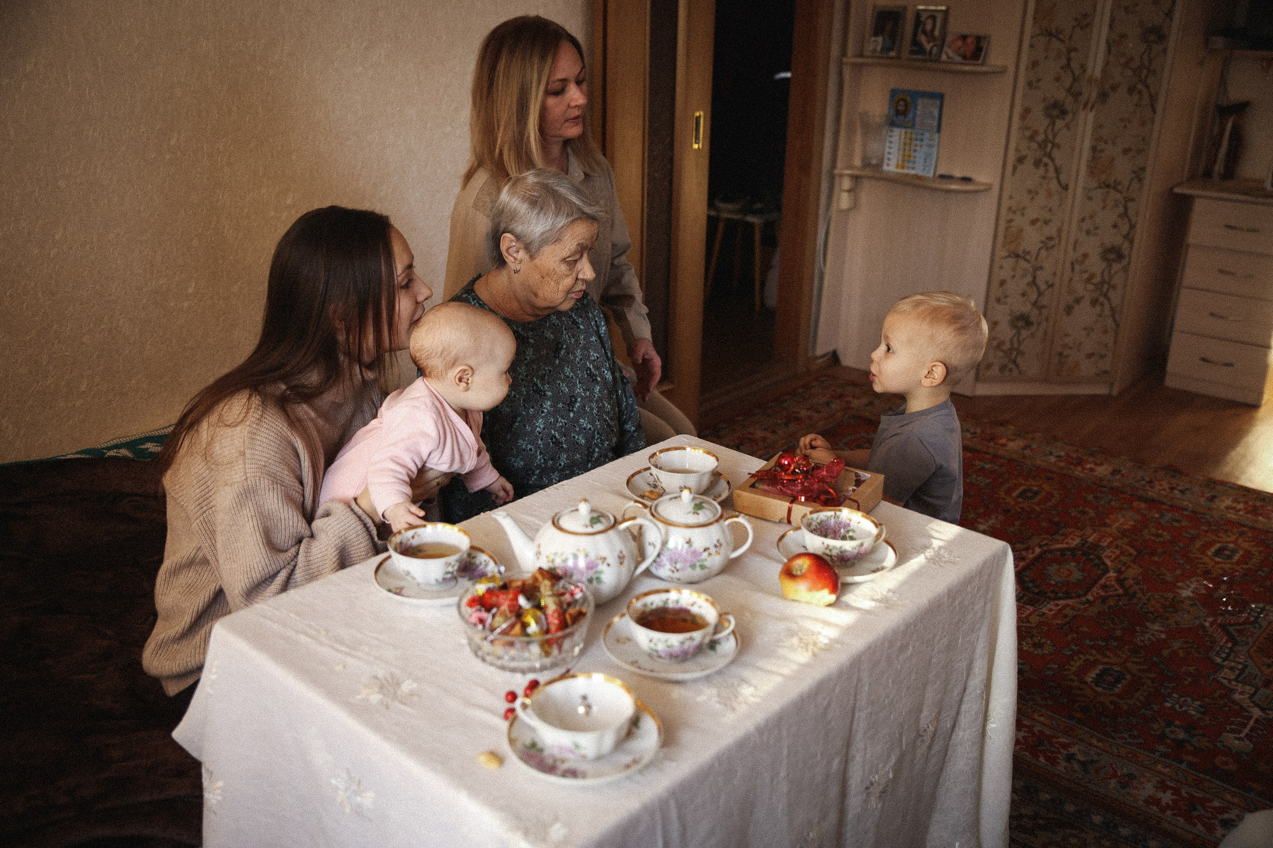 Семейная фотосессия домашняя фотосессия бабушка в гостях у бабушки. Фотограф Владимир Москва