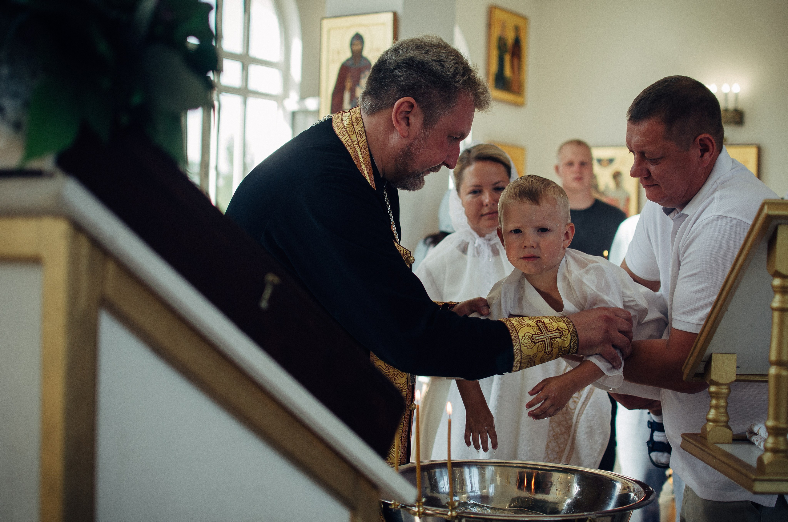 Крещение Андрюши — Трогательные моменты в фотографиях. Семейный фотограф во Всеволожске и Санкт-Петербурге Юлия Капустина
