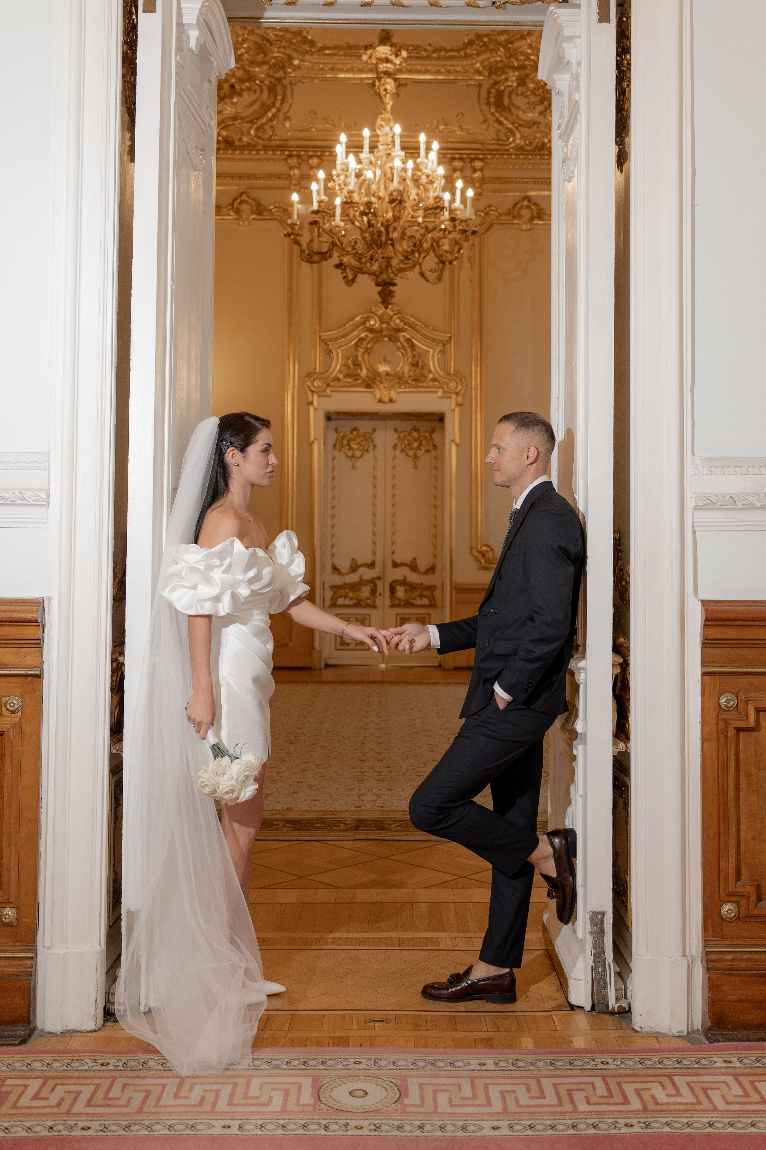 жених и невеста стоят в проходе в комнате жениха и невесты во дворце 1 на английской набережной.