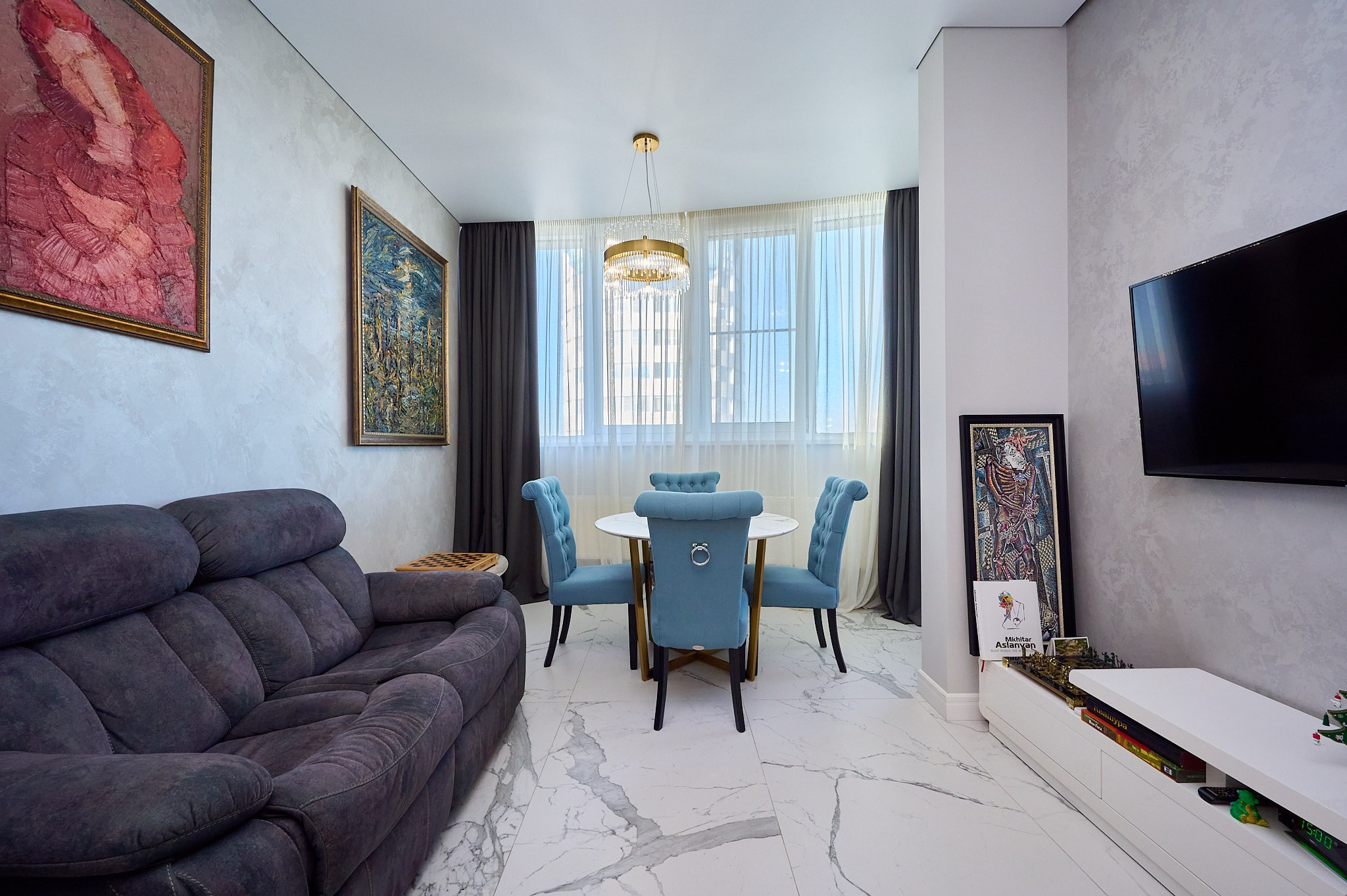 диван черный светлый стол голубые стулья черные шторы 