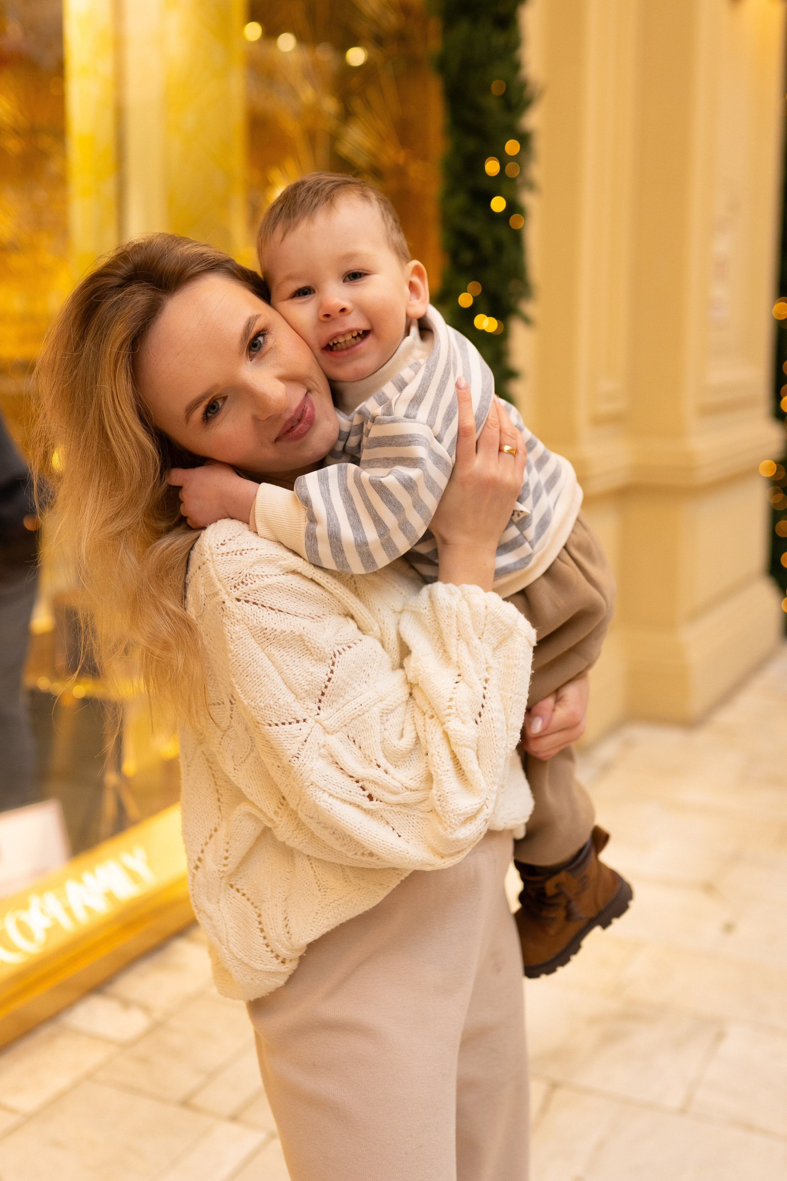 Павел, Егор и Наталия на ГУМ Ярмарке. Свадебный фотограф в Москве Анна Полушина