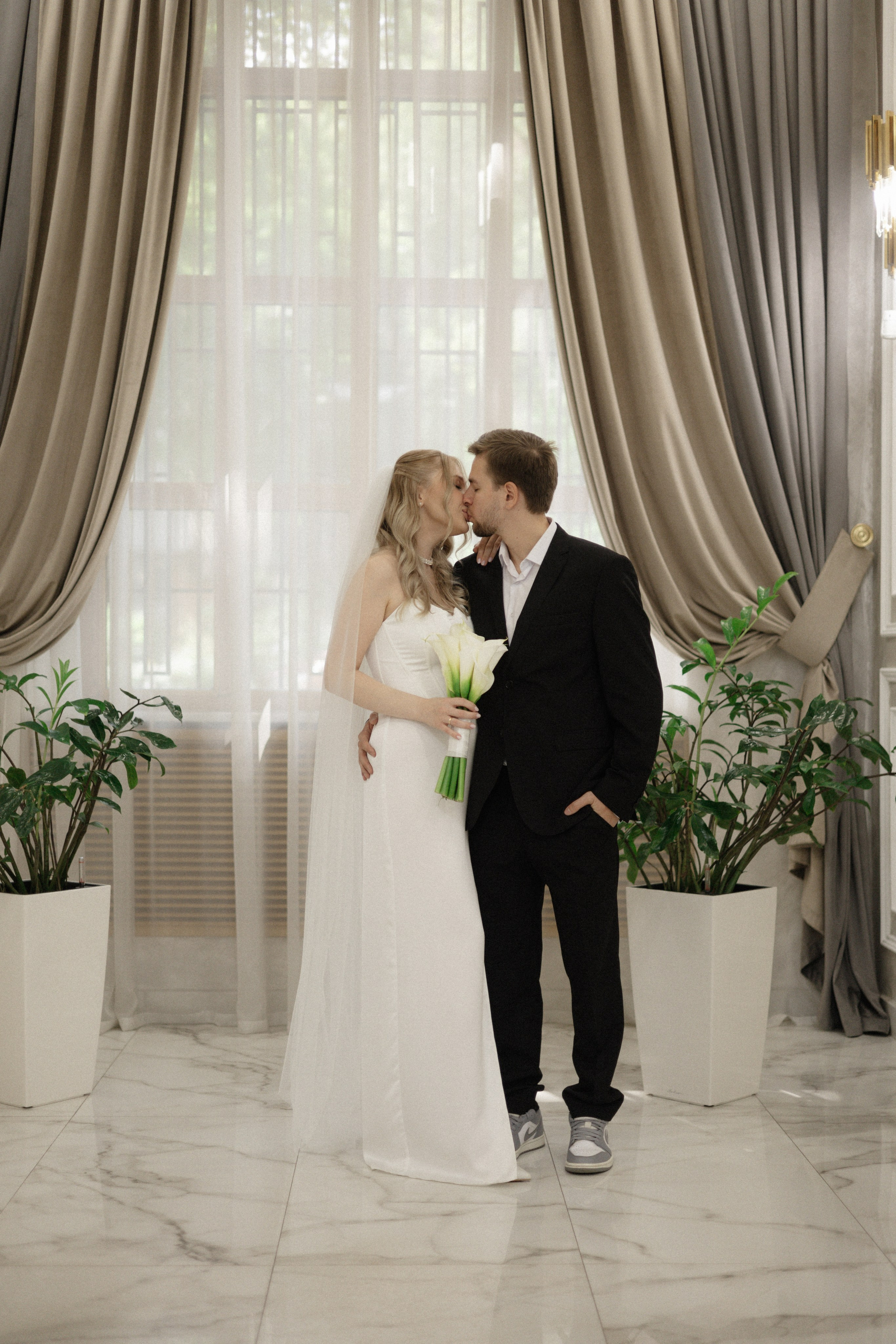 Арина и Дима. Сборы, роспись и прогулка. Свадебный и портретный фотограф в Москве Анастасия Масюк