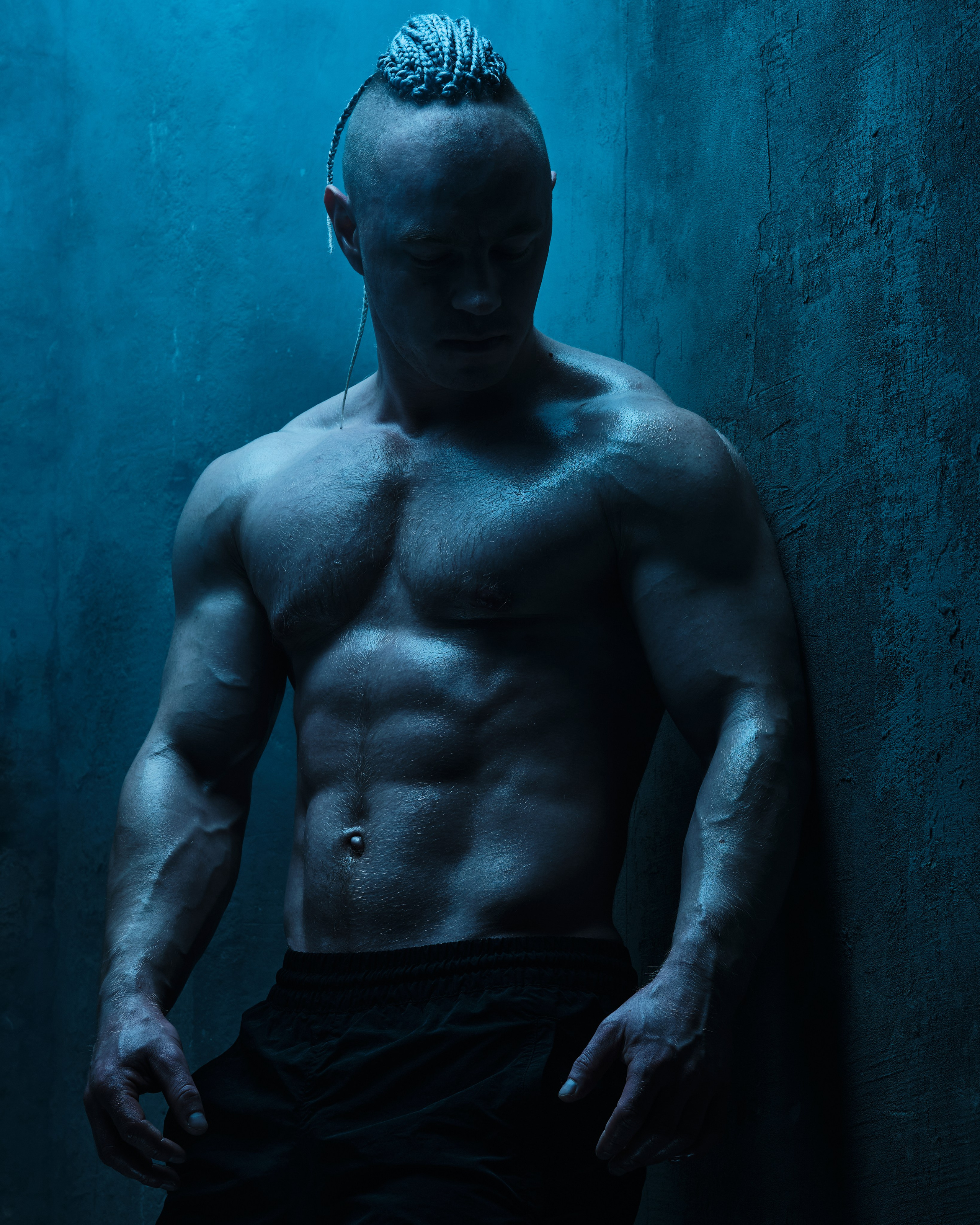 фитнес тренер ddx fitnes в синем свете  