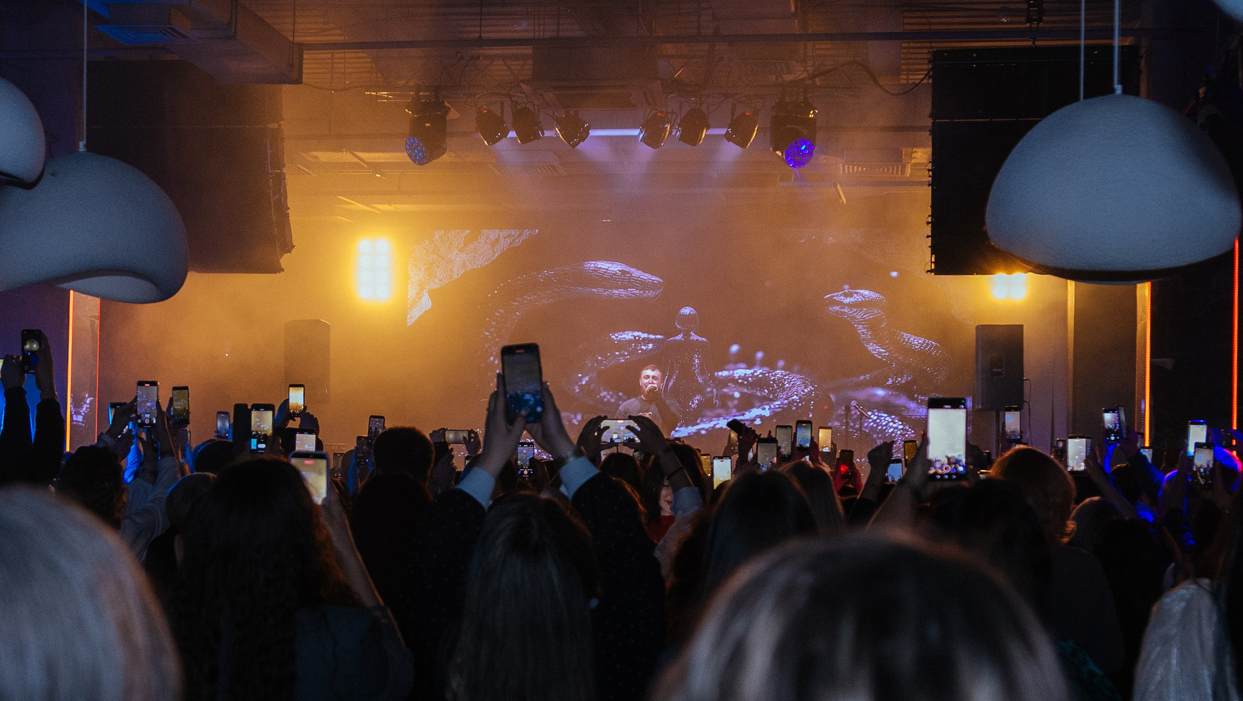 Султан Лагучев в Красноярске 05.03.2026. Фотограф Красноярск съемки лавстори, фотосессия в студии, портретная съемка, творческие фотосессии