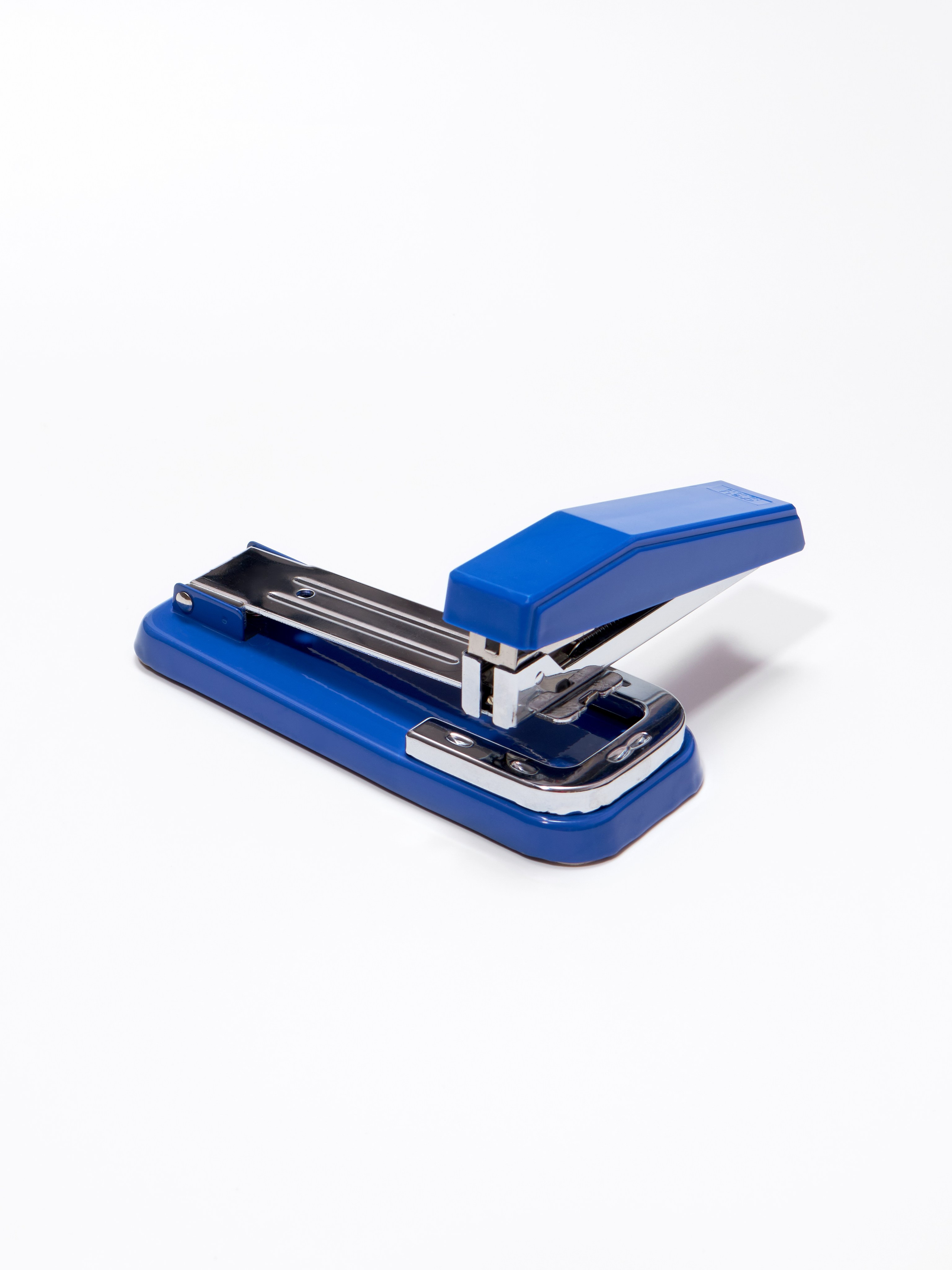 Каталожная предметная фотосъёмка синего степлера канцелярского на белом фоне