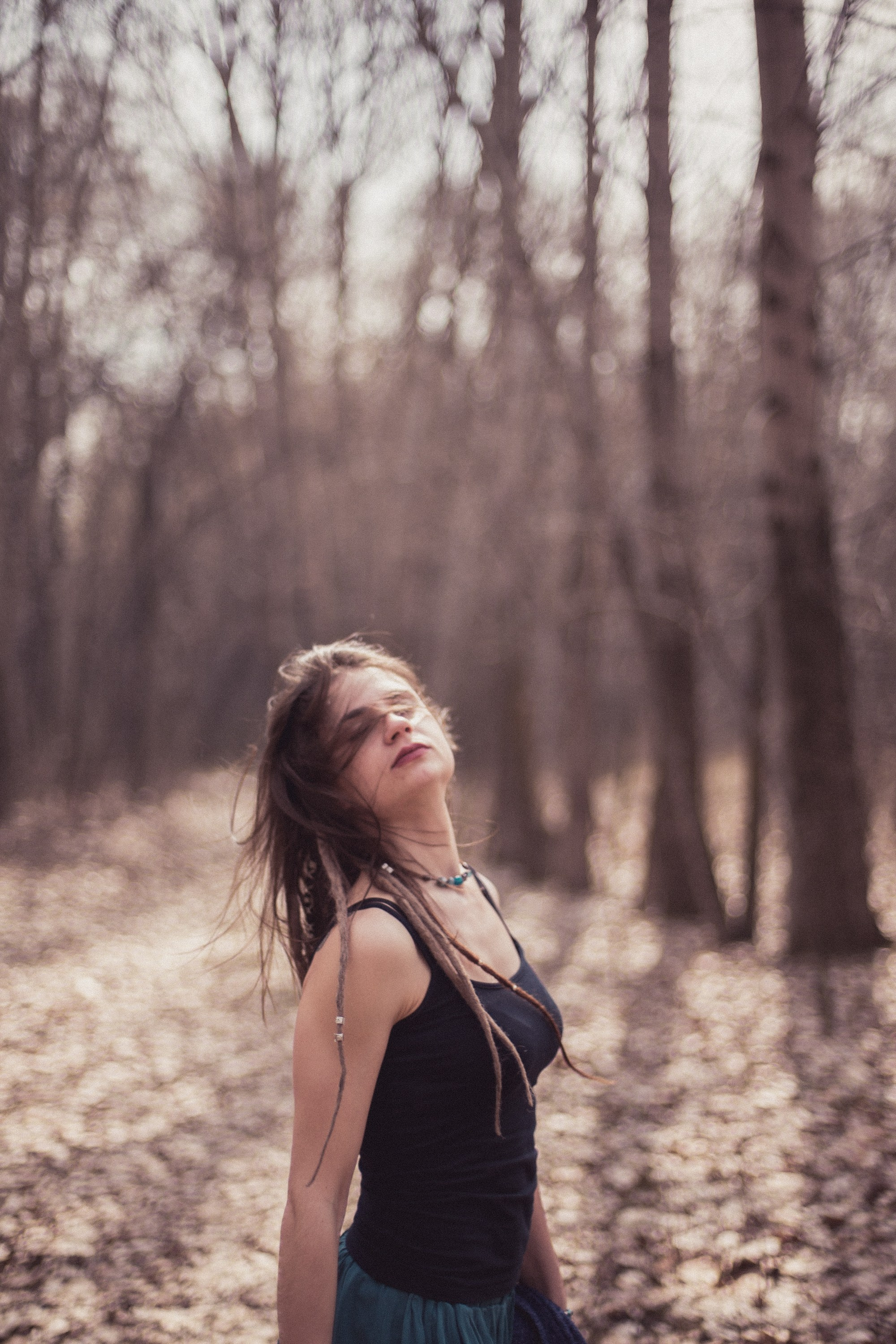 Ксения / лес / Алматы. Фотограф Наталья Гончарова. Снимаю живые портреты в Алматы