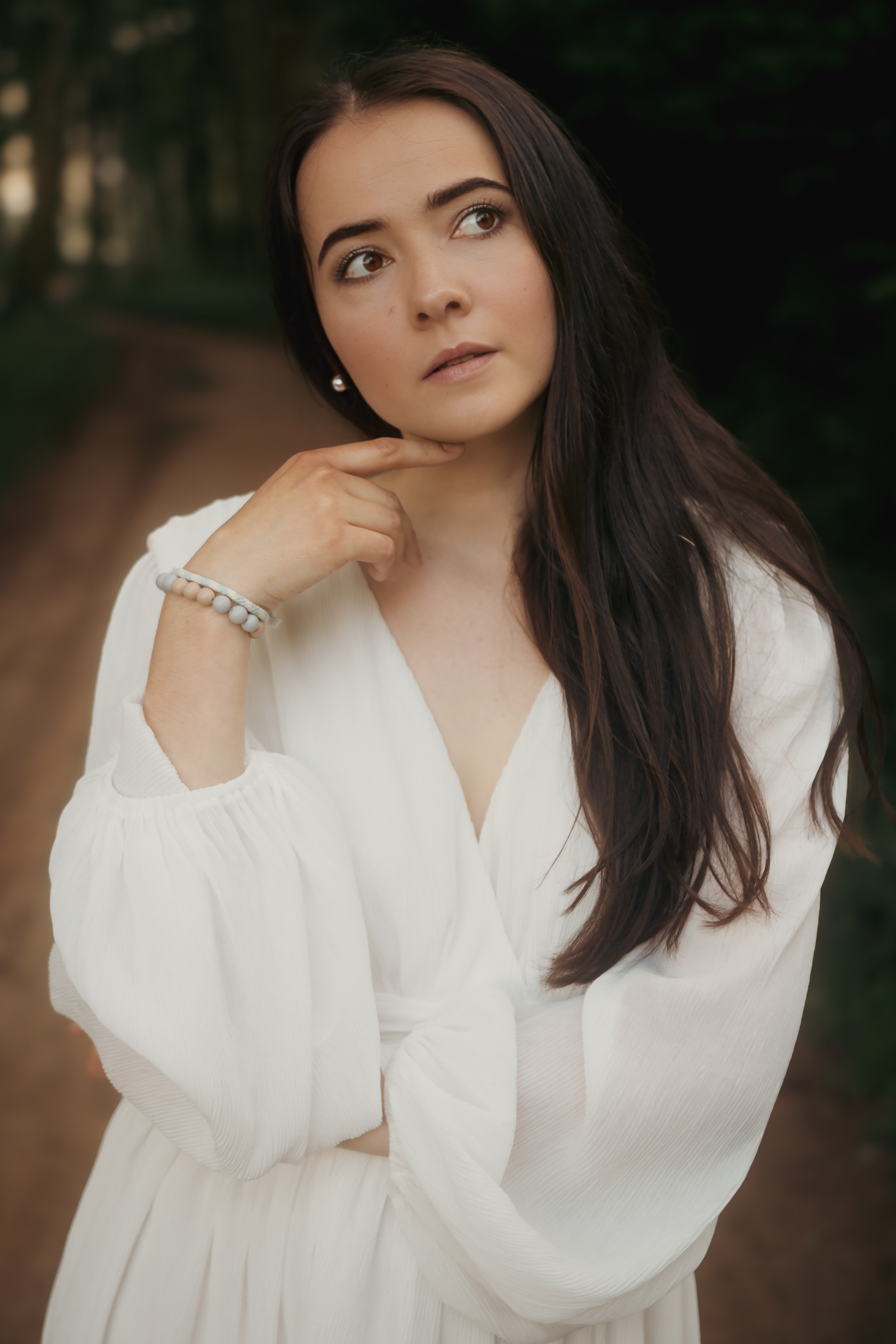 Фотосессия в белом платье в лесу