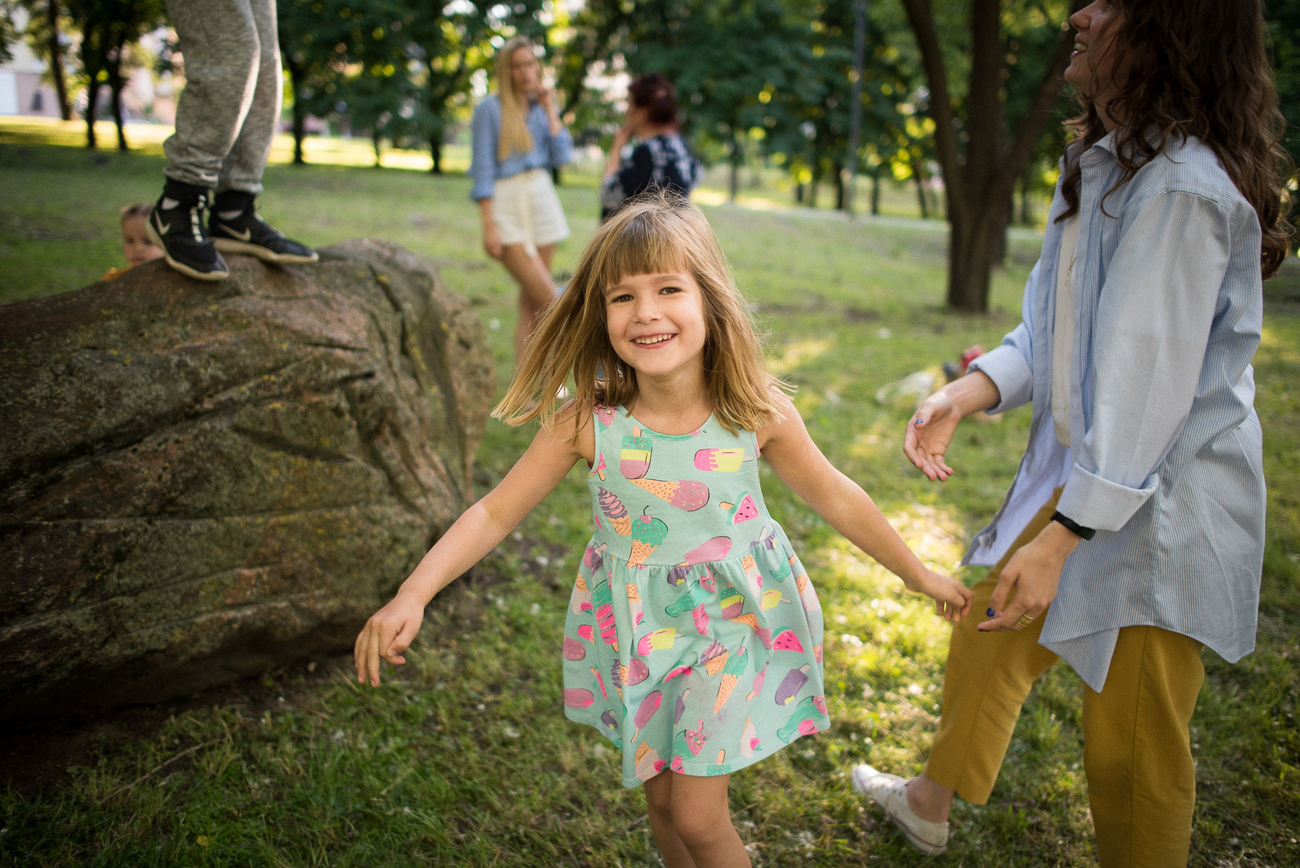 Park Family Walk. Documentary family photography in Barcelona and beyond