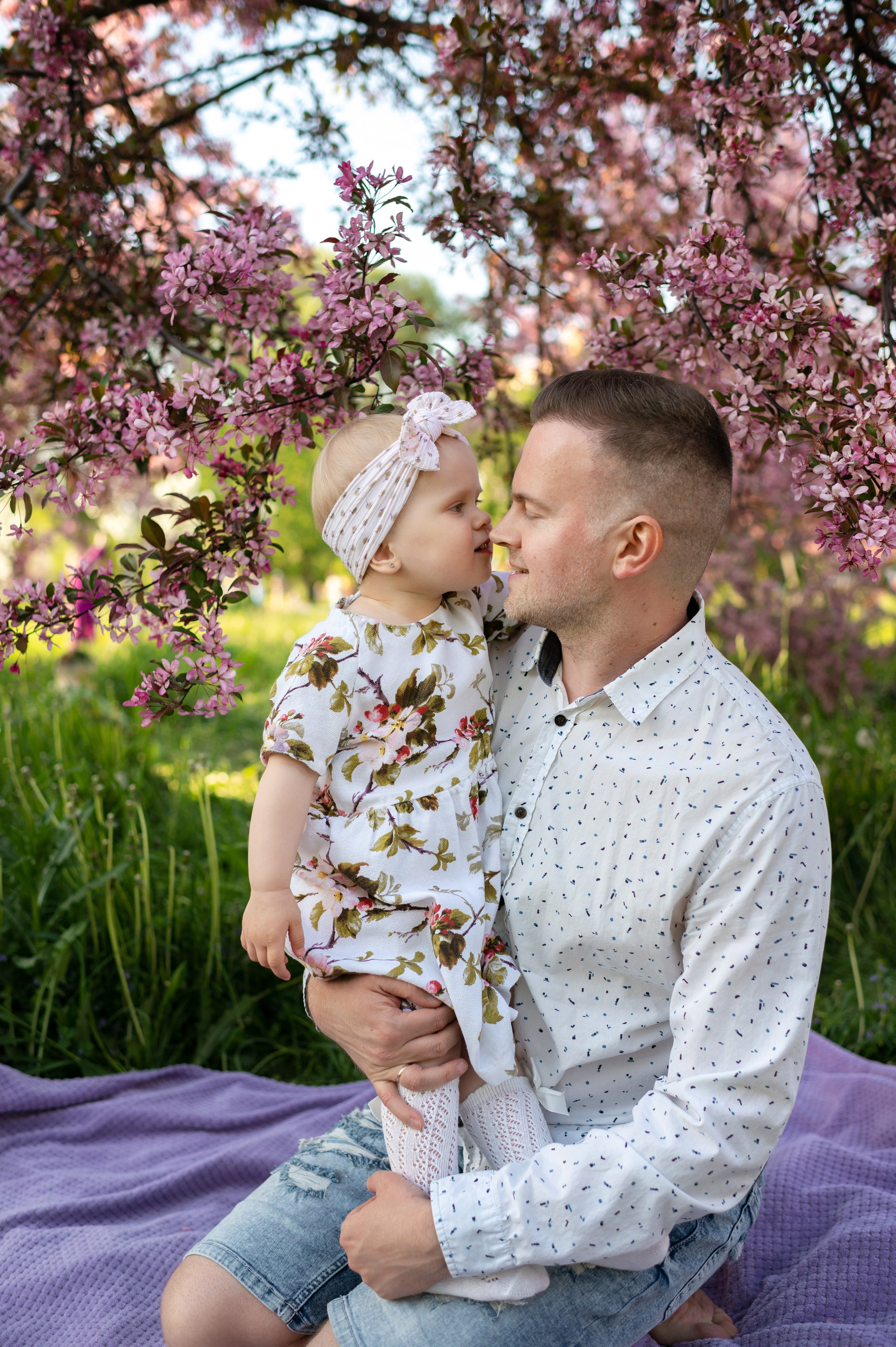 Ника и родители в розовых яблонях. Портретный, семейный и свадебный фотограф в Санкт-Петербурге и в Пушкине Ширяев Денис