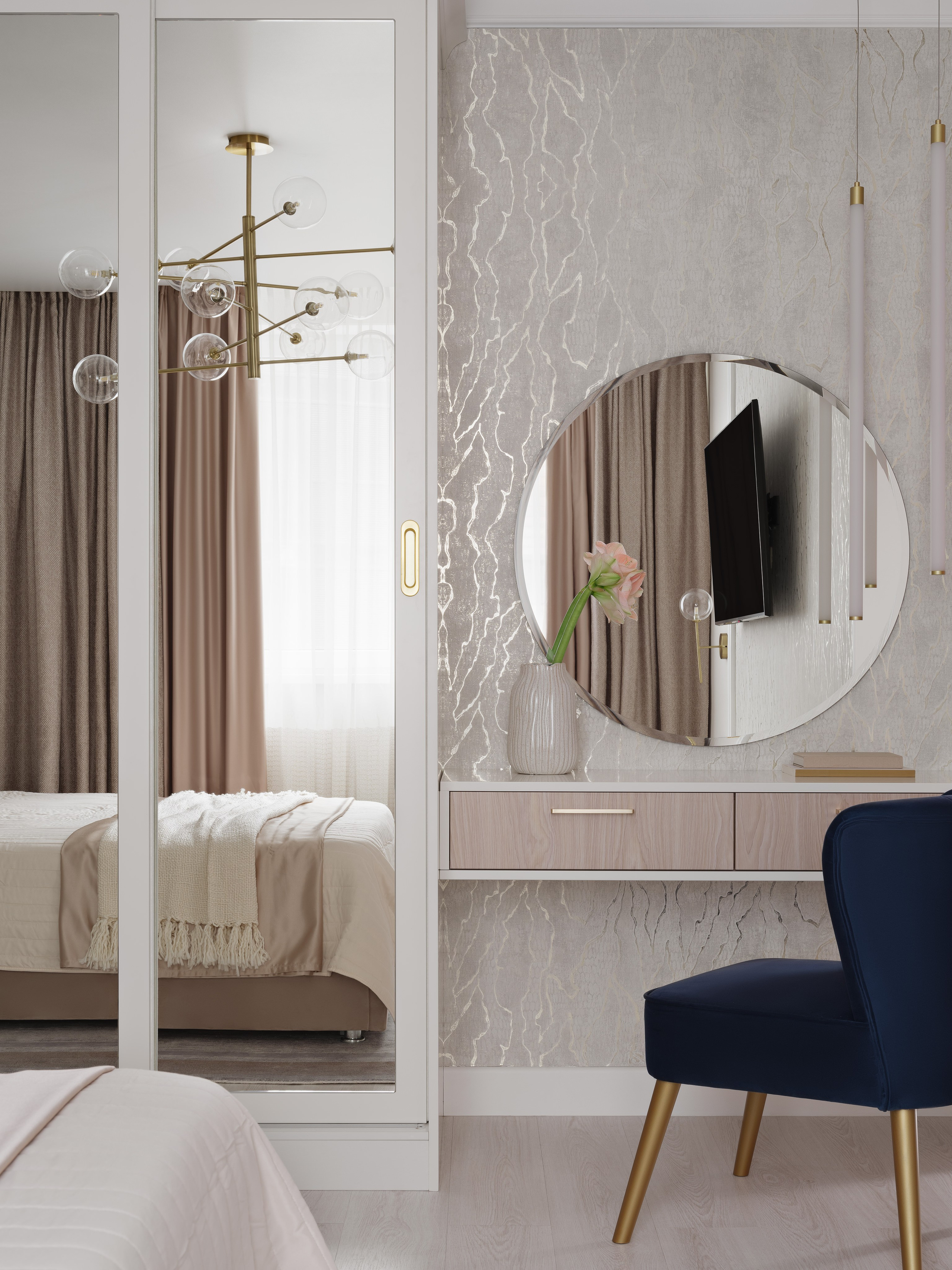 Уютный современный дизайн спальни с туалетным столиком, зеркалом и мягкими оттенками, гармония стиля и функциональности, фото дизайнера Ольги Рубченко, стилиста Екатерины Ракитиной и фотографа Сергея Денисенко.