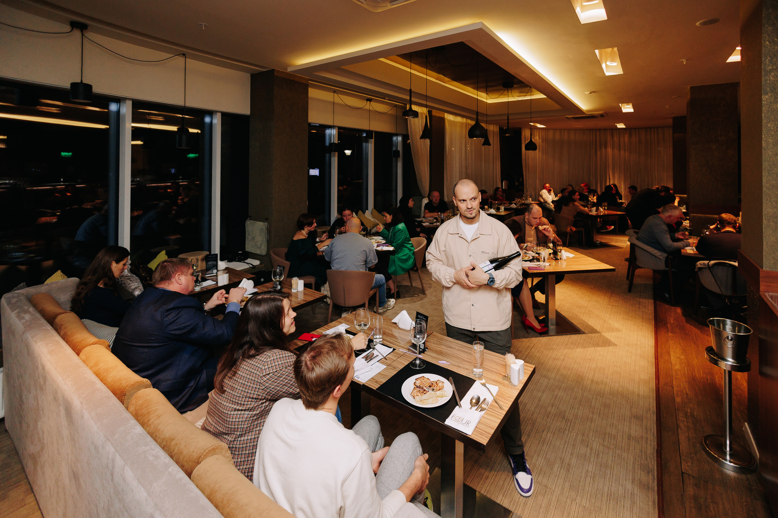 Гастроужин в ресторане FOUR с Денисом Кондратенко. Фото и видео контент за одну съемку — Веретенников Егор