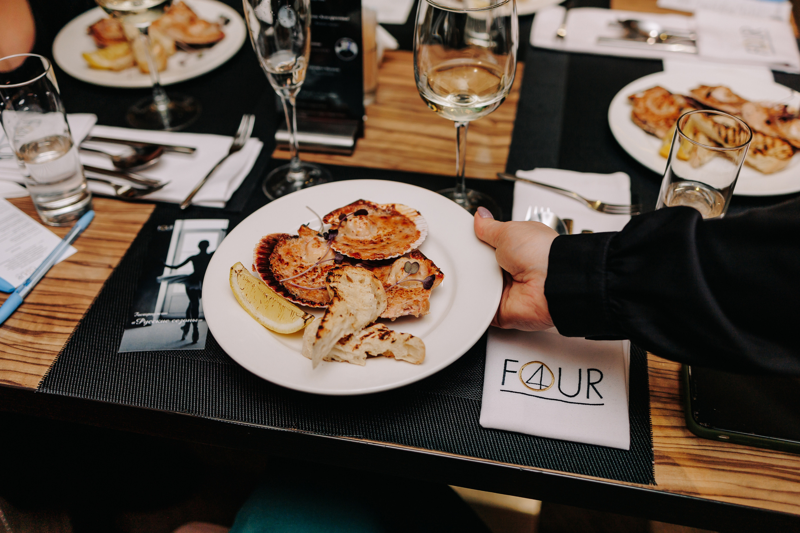 Гастроужин в ресторане FOUR с Денисом Кондратенко. Фото и видео контент за одну съемку — Веретенников Егор