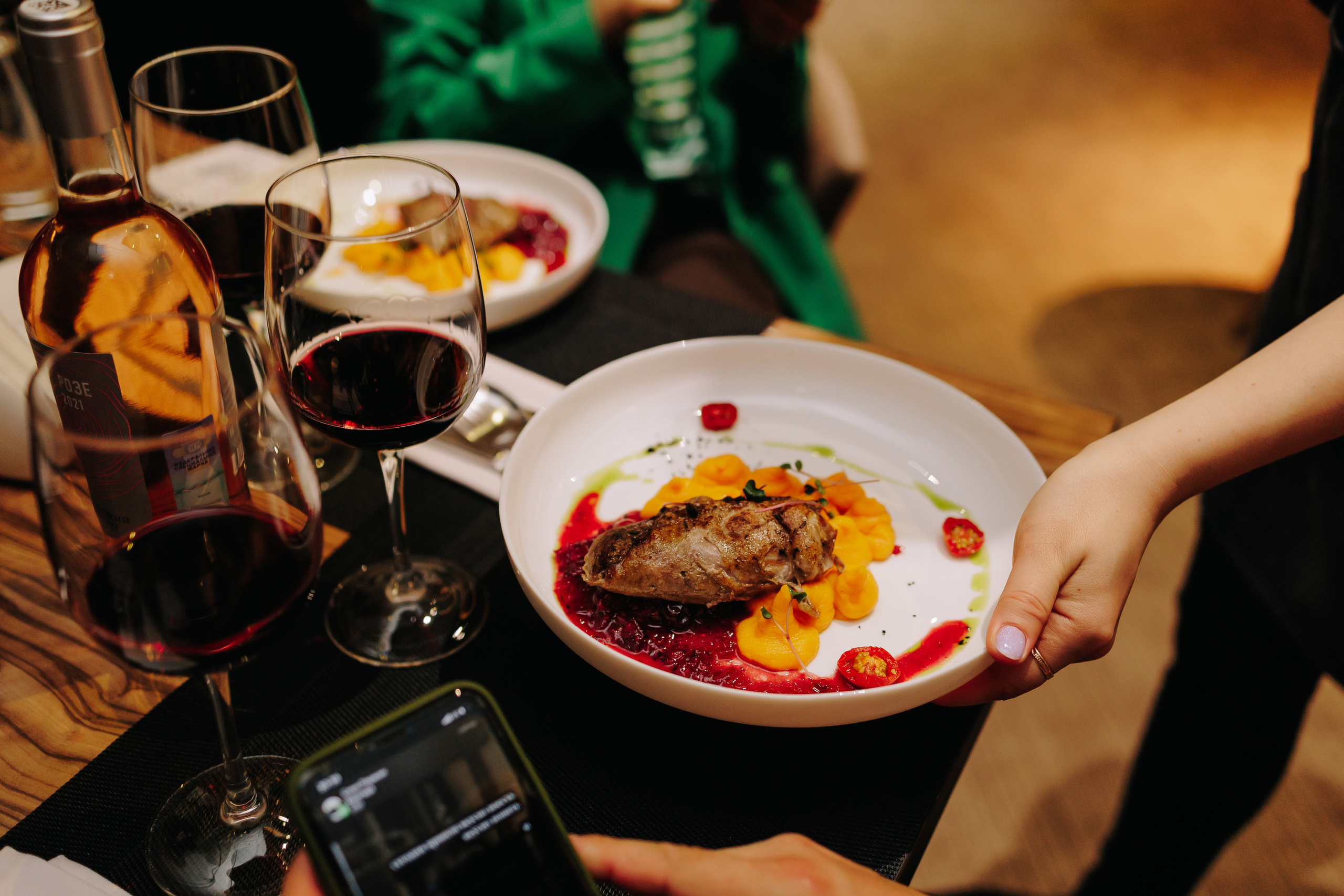 Гастроужин в ресторане FOUR с Денисом Кондратенко. Фото и видео контент за одну съемку — Веретенников Егор