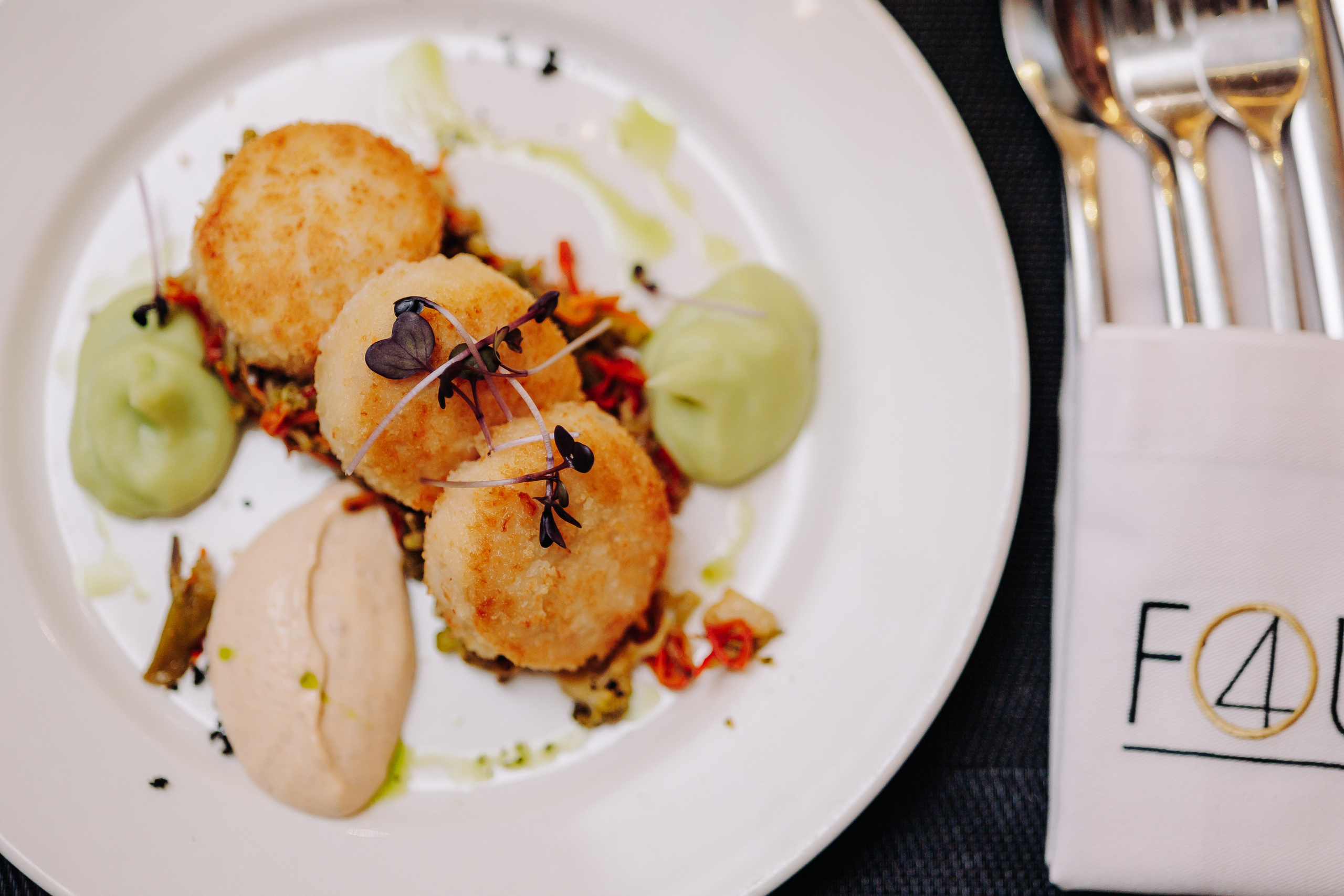 Гастроужин в ресторане FOUR с Денисом Кондратенко. Фото и видео контент за одну съемку — Веретенников Егор