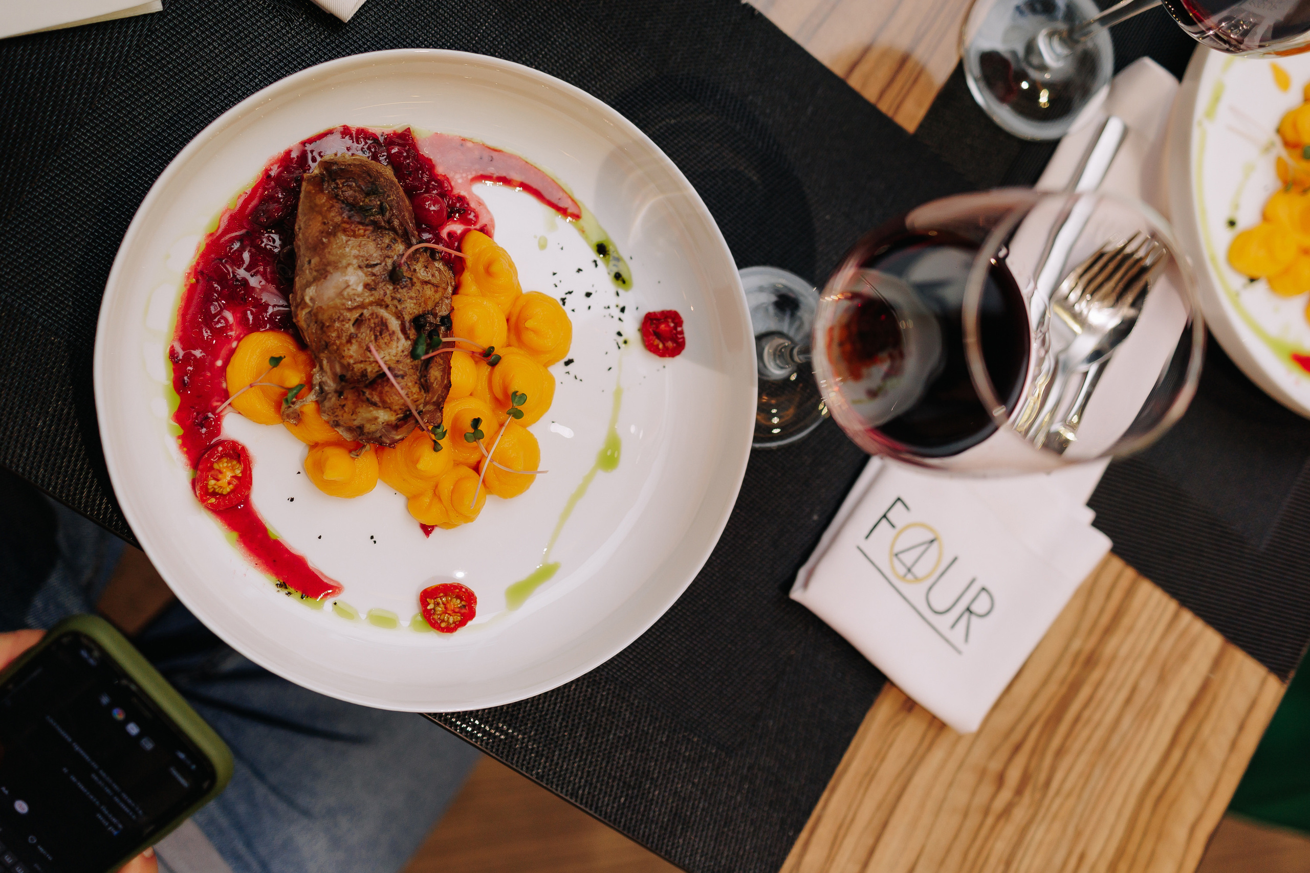 Гастроужин в ресторане FOUR с Денисом Кондратенко. Фото и видео контент за одну съемку — Веретенников Егор